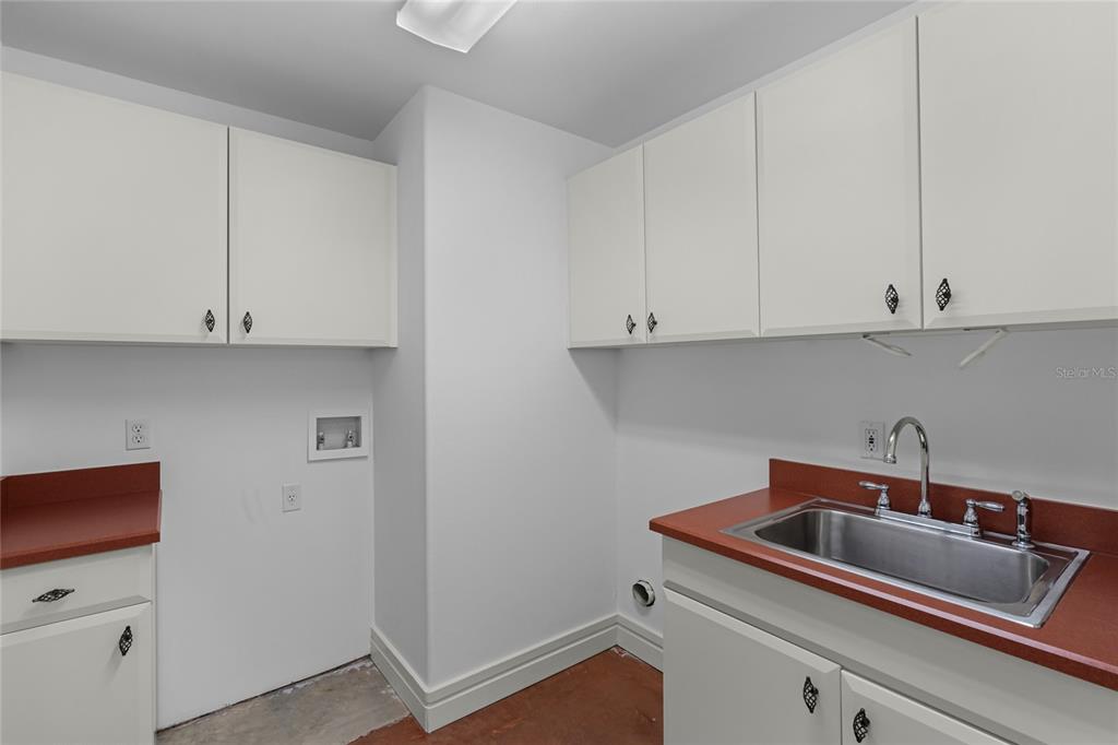 Orlando, Florida, 32806, United States, 3 Bedrooms Bedrooms, ,4 BathroomsBathrooms,Residential,For Sale,1927434