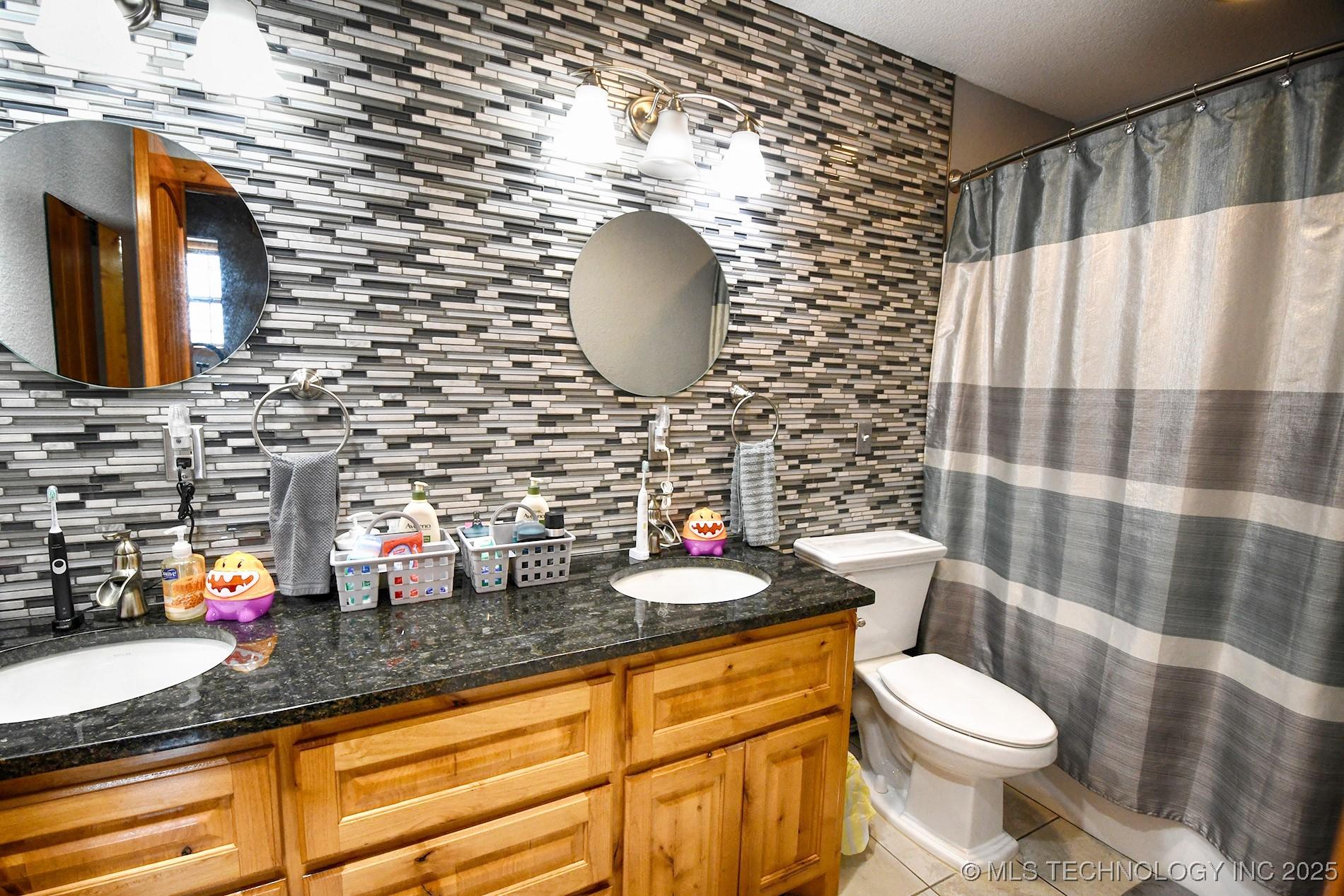 Sallisaw, Oklahoma, 74955, United States, 3 Bedrooms Bedrooms, ,3 BathroomsBathrooms,Residential,For Sale,1977994