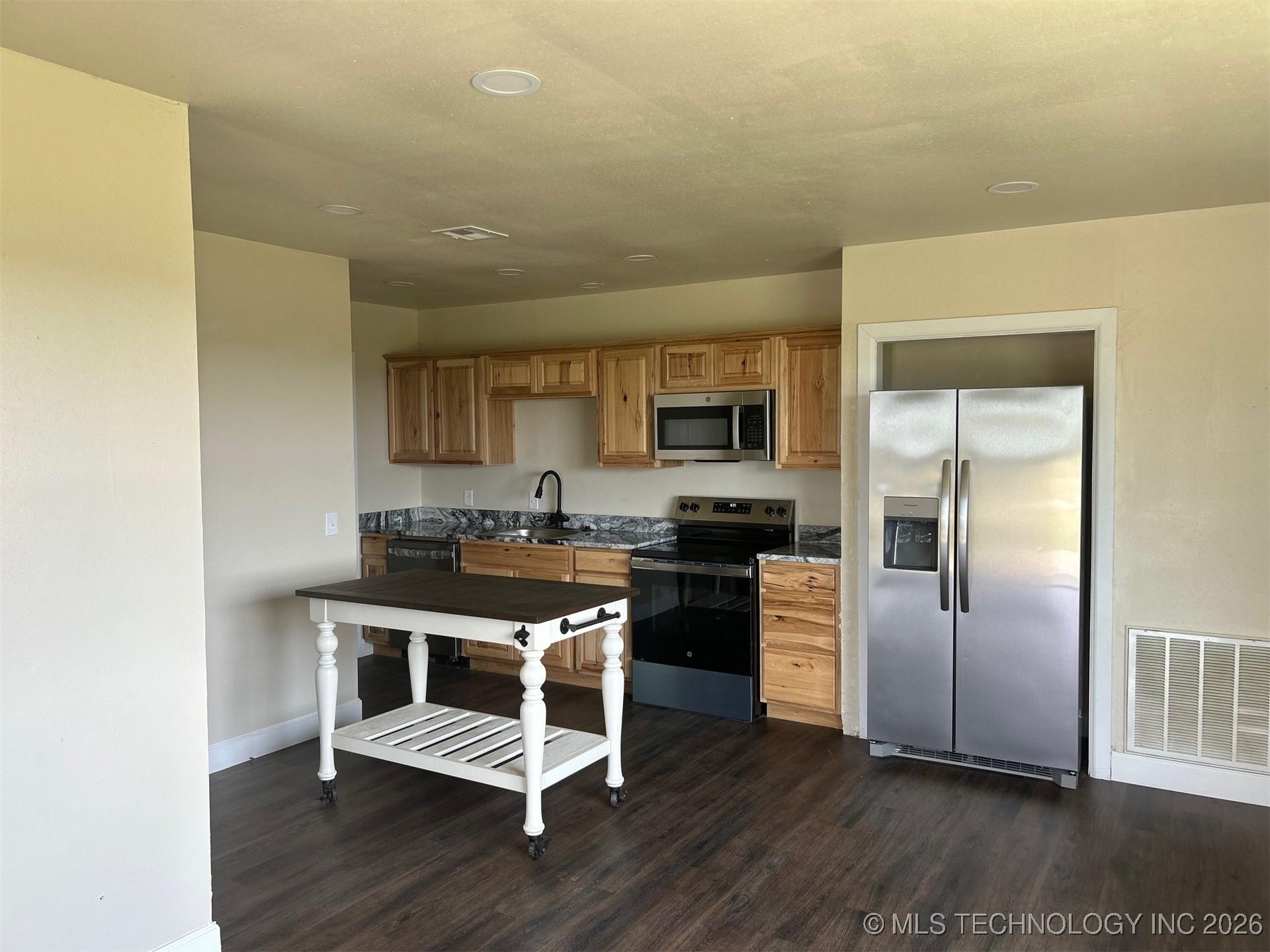 Sallisaw, Oklahoma, 74955, United States, ,Residential,For Sale,2011001