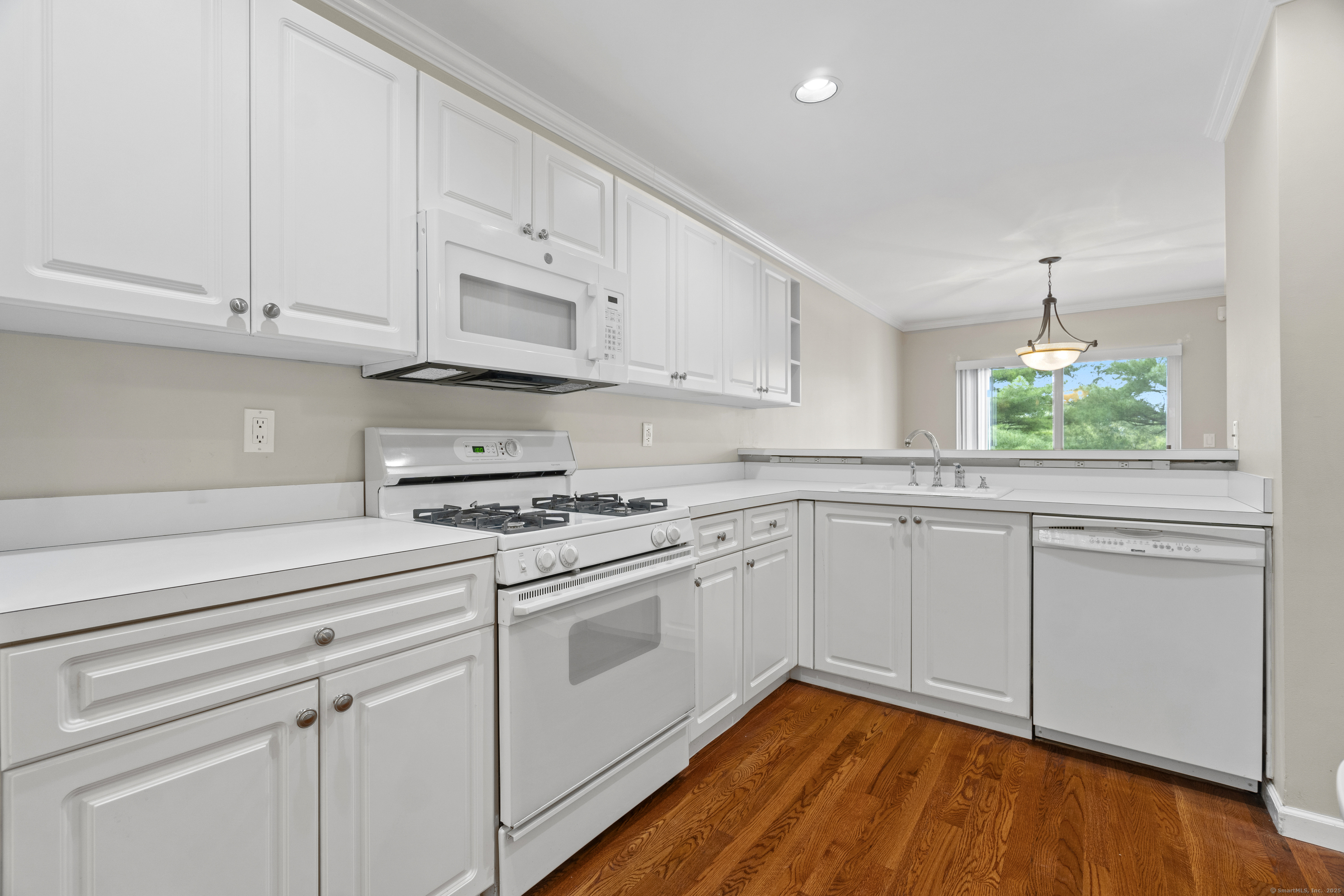 Danbury, Connecticut, 06811, United States, 2 Bedrooms Bedrooms, ,3 BathroomsBathrooms,Residential,For Sale,1932633