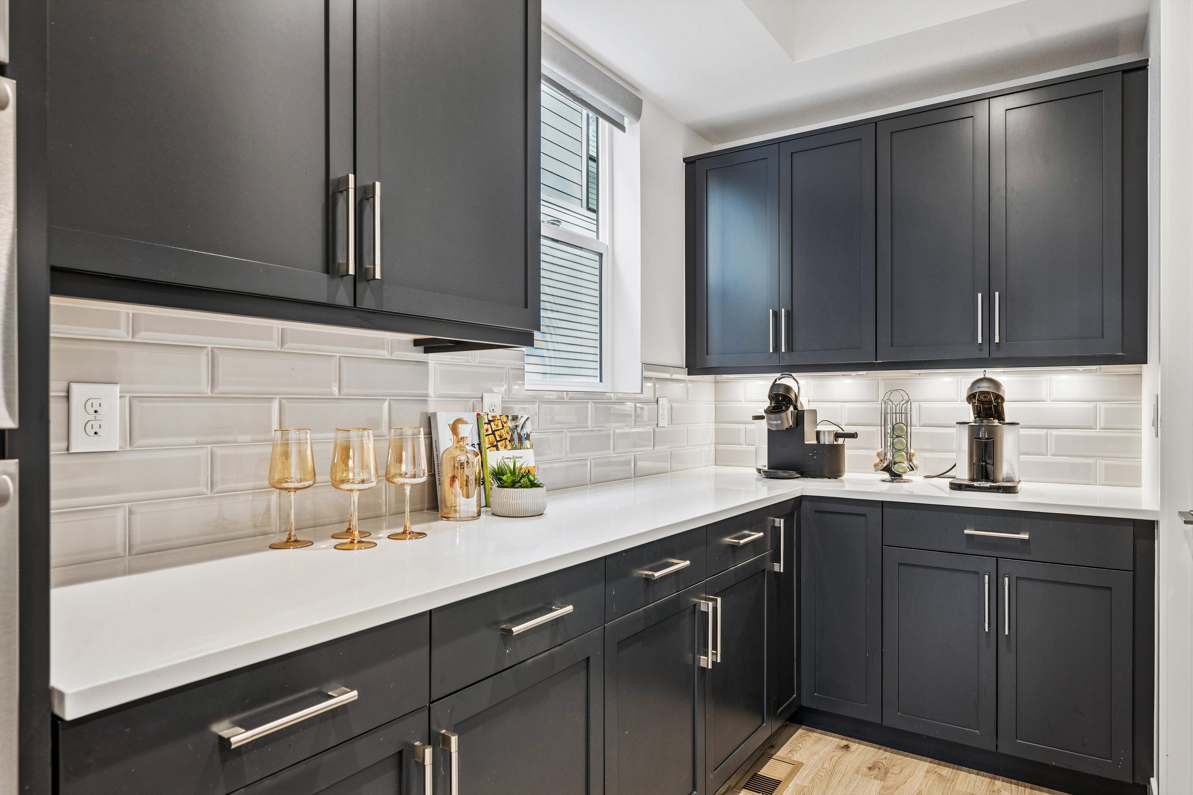  Thoughtfully designed and exceptionally maintained, this light-filled home offer - 物件實景