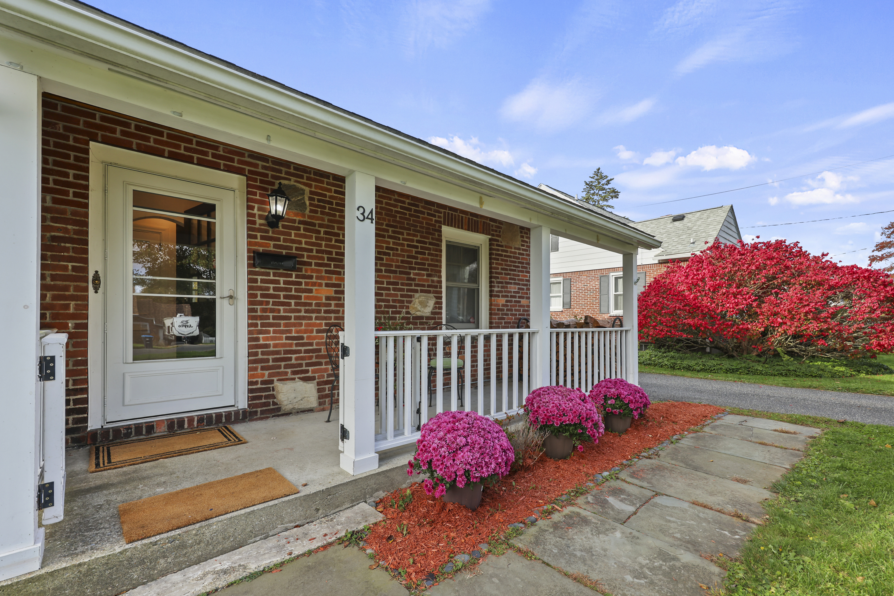  Charming New England Brick Beauty - 物件實景