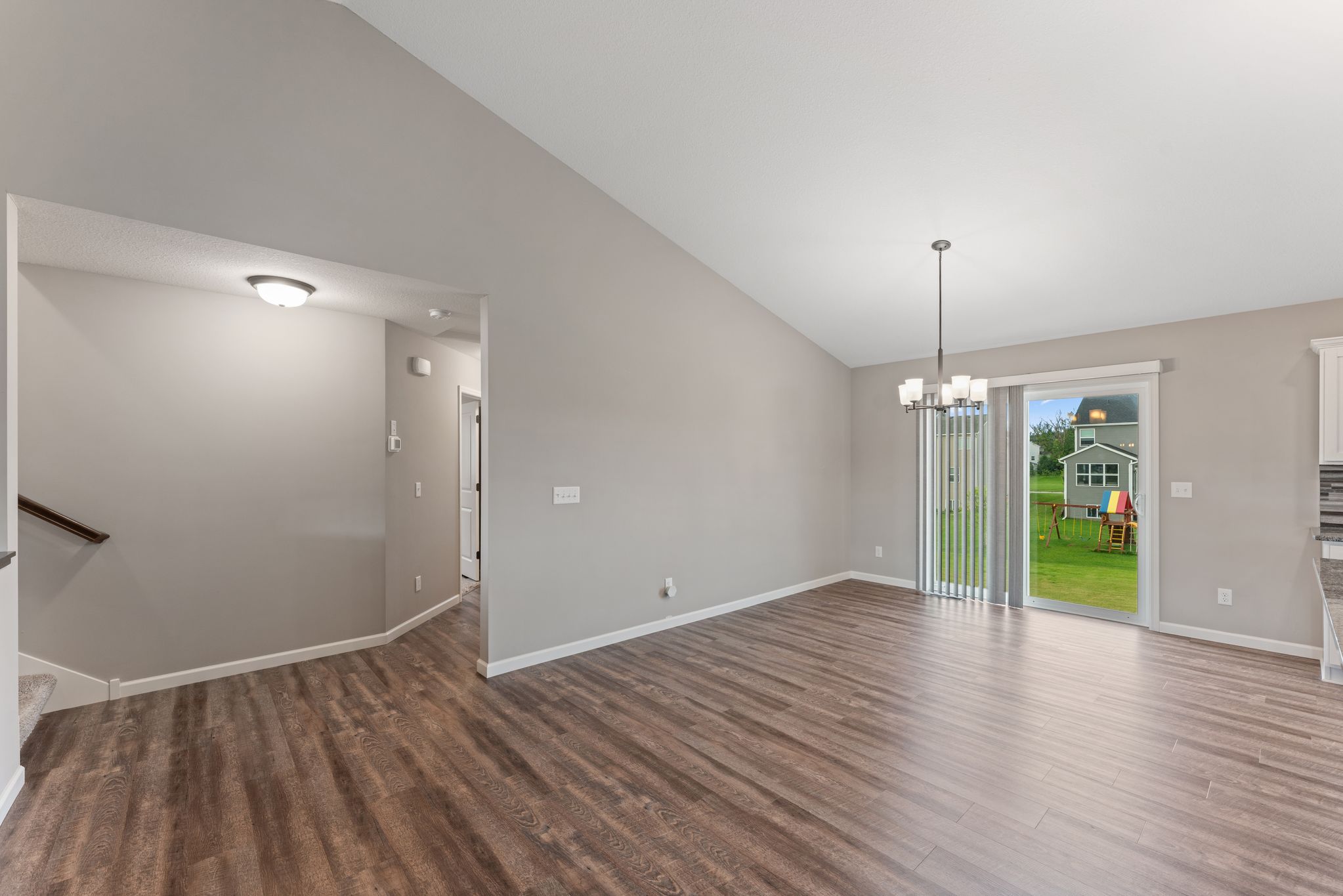  Spacious Walkout Living on a Prime Corner Lot - 物件實景