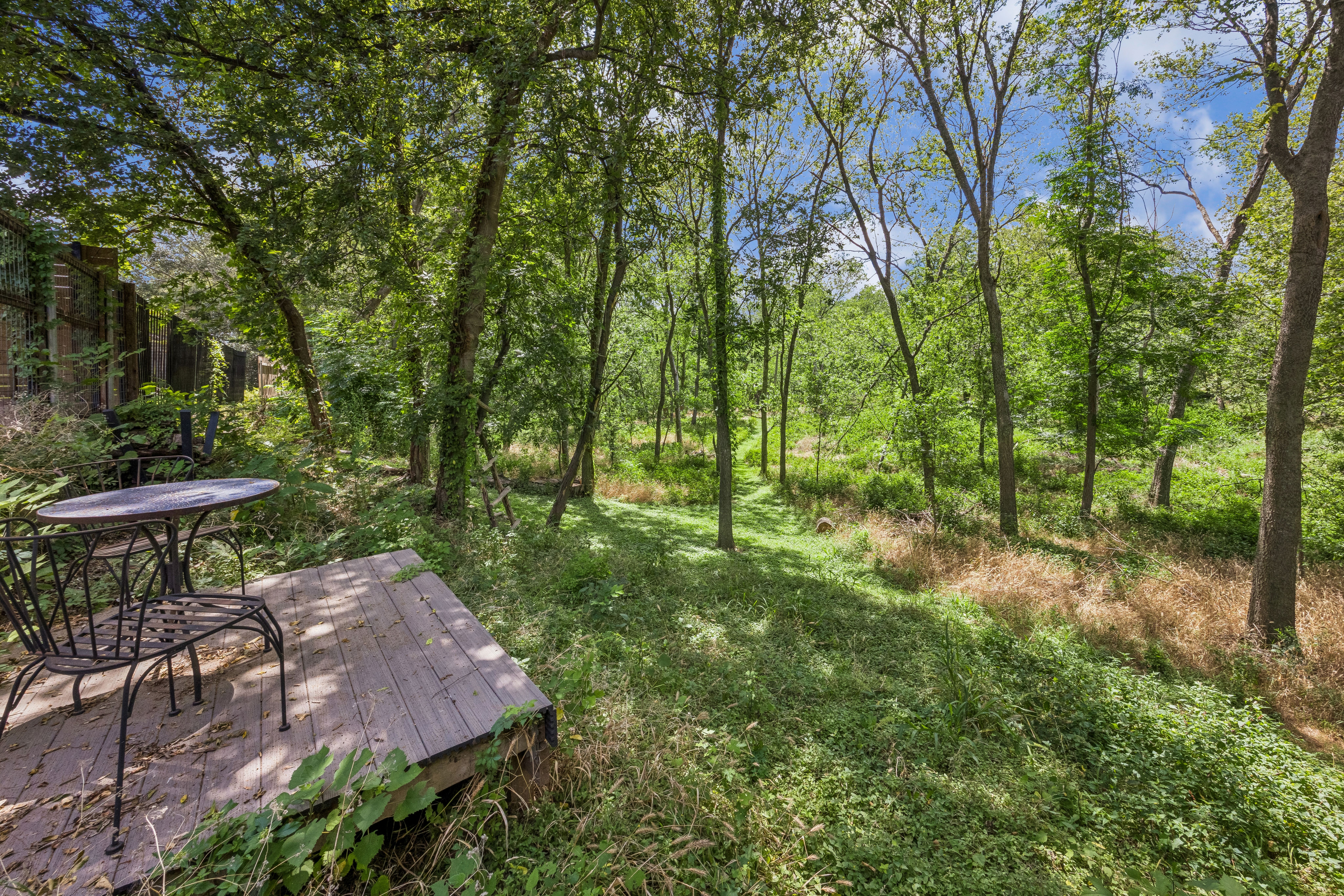  Single-Story Retreat Backing to Greenbelt in Knollwood on the Colorado River - 物件實景