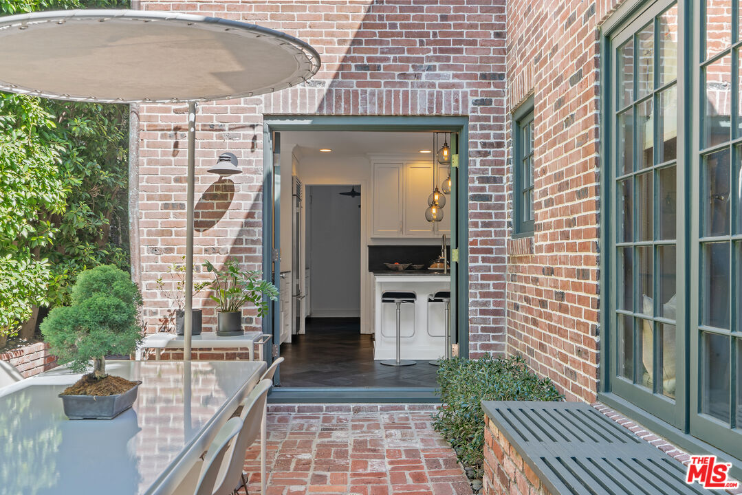 Los Angeles, California, 90020, United States, 5 Bedrooms Bedrooms, ,5 BathroomsBathrooms,Residential,For Sale,1939583