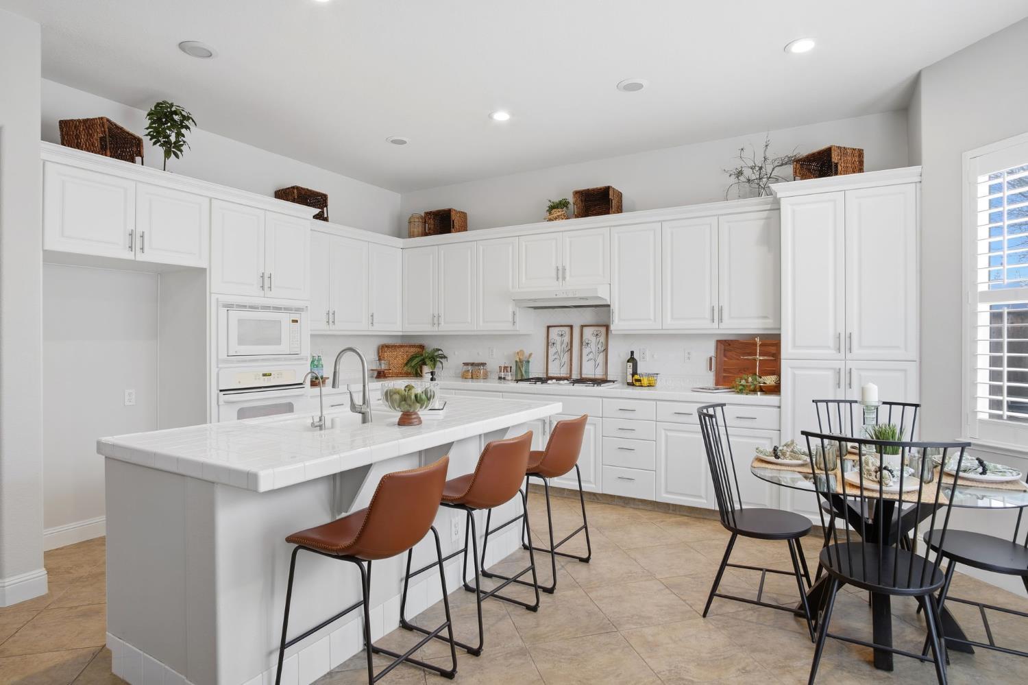 Oakdale, California, 95361, United States, 3 Bedrooms Bedrooms, ,3 BathroomsBathrooms,Residential,For Sale,2007745