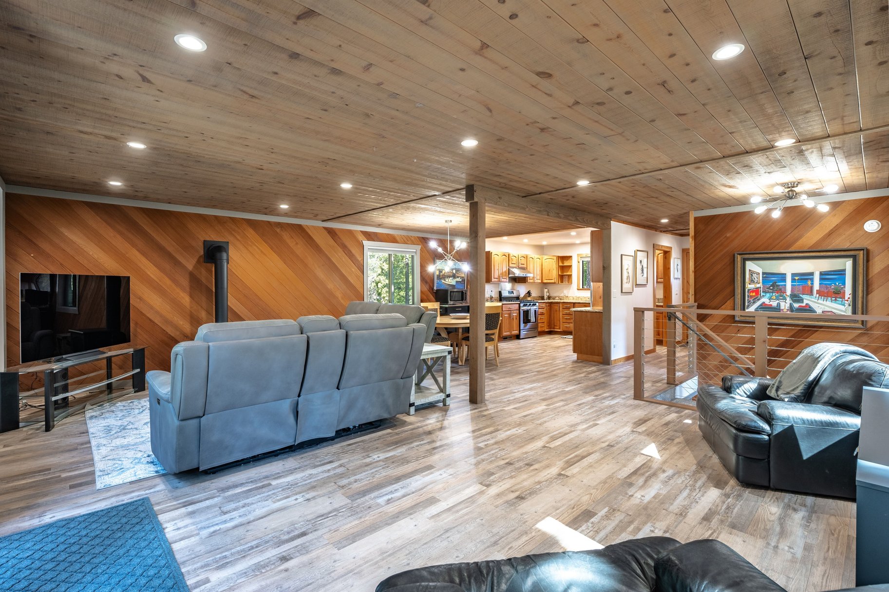  Loved and Cared For West Shore Home with Large Detached Garage and ADU Potential - 物件實景