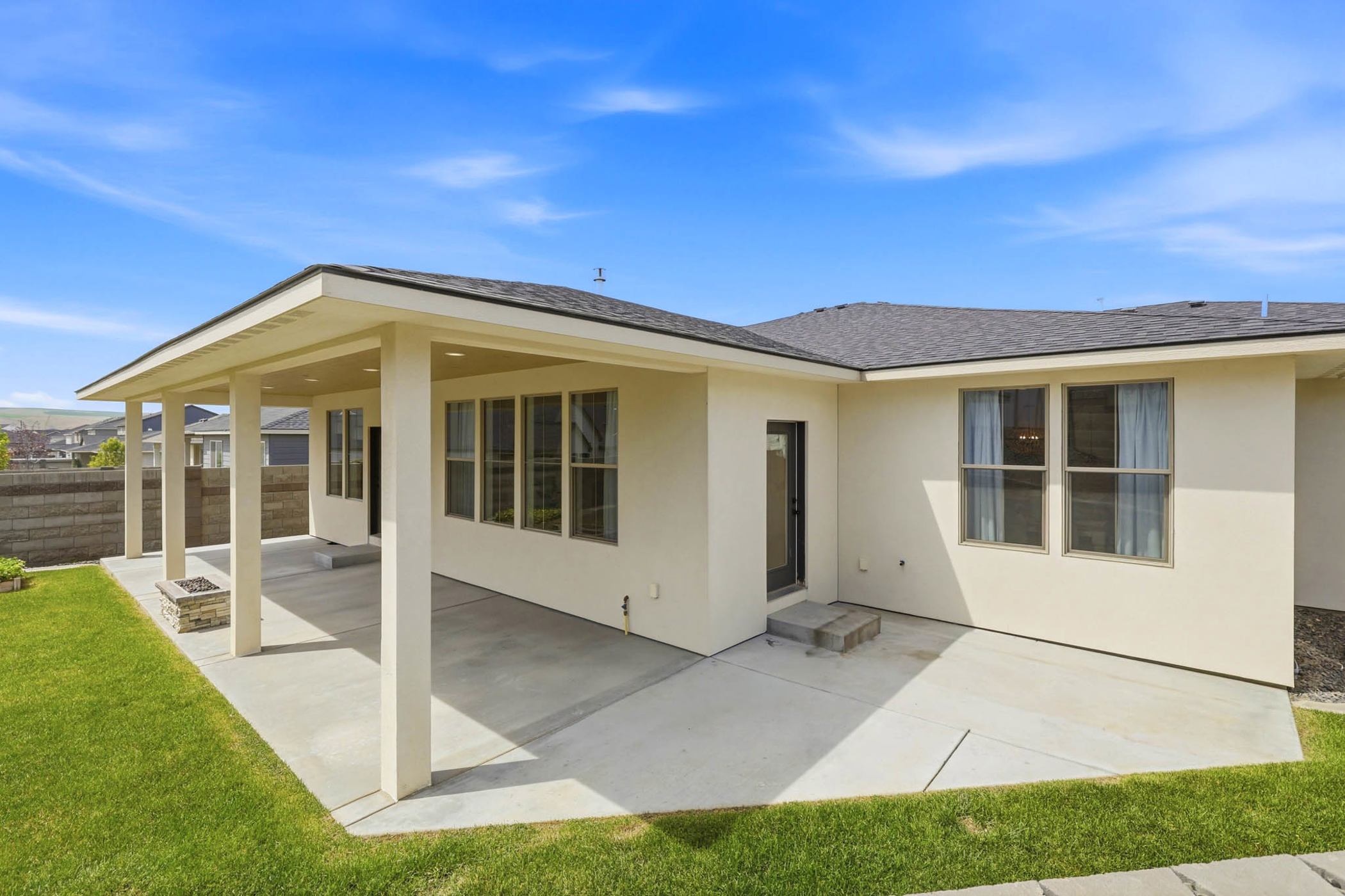  Large Rooms. Four-Car Garage. One Perfect Fit. - 物件實景