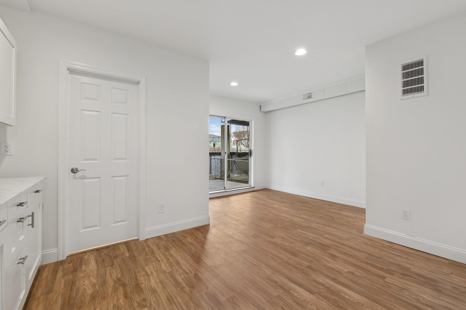 Bronx, New York, 10465, United States, 3 Bedrooms Bedrooms, ,2 BathroomsBathrooms,Residential,For Sale,1794216