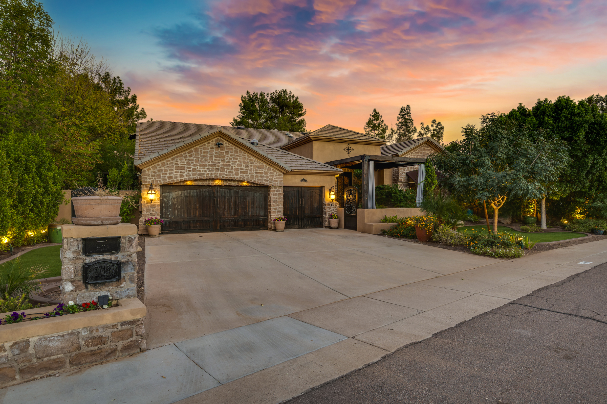 Tempe, Arizona, 85284, United States, 5 Bedrooms Bedrooms, ,3 BathroomsBathrooms,Residential,For Sale,1989924