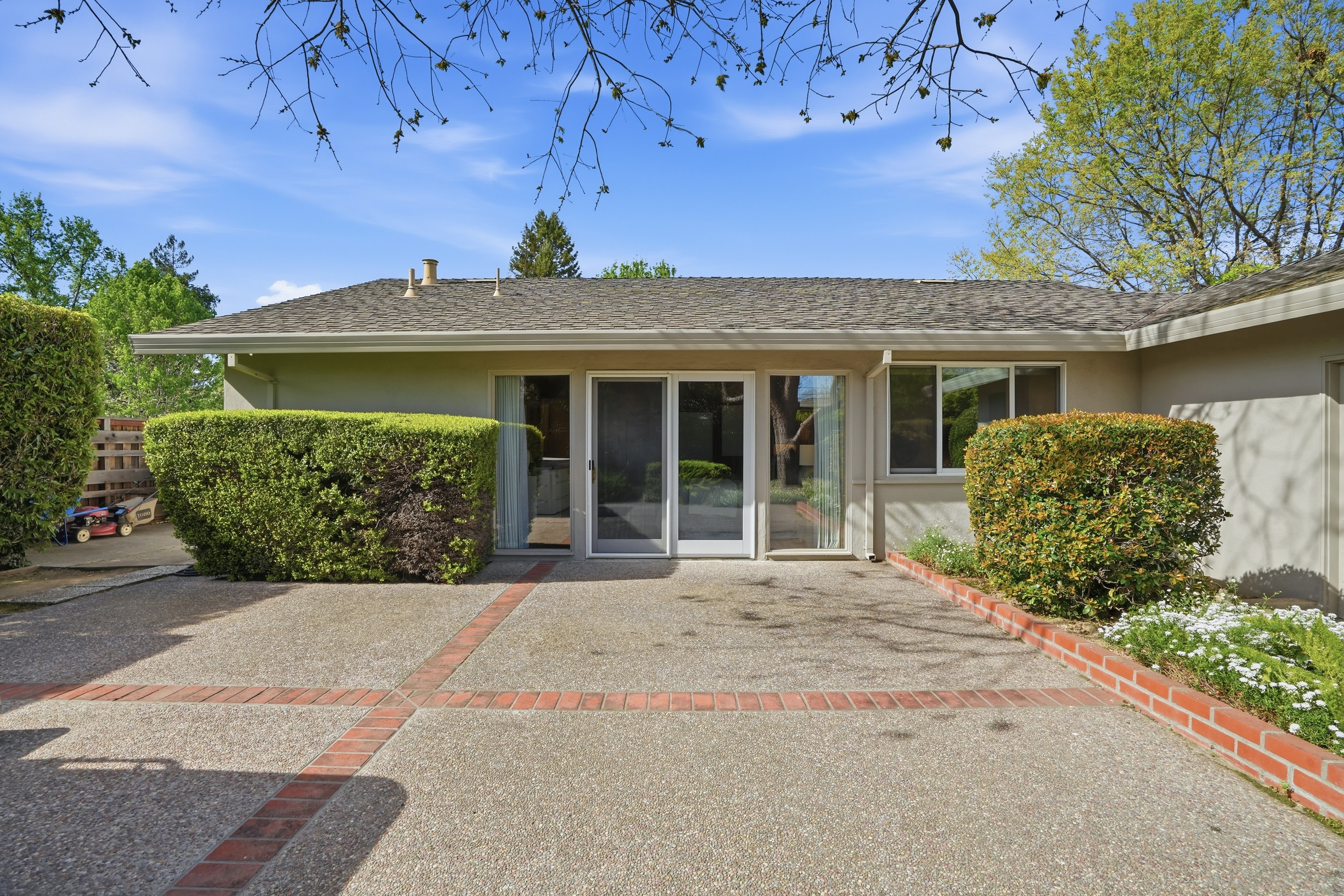  Single-Level Rancher in Coveted Neighborhood - 物件實景