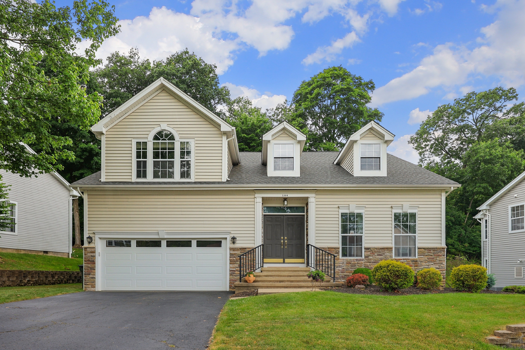  ?Carlisle? Classic Colonial Offers Timeless Charm with Modern Updates - 物件實景