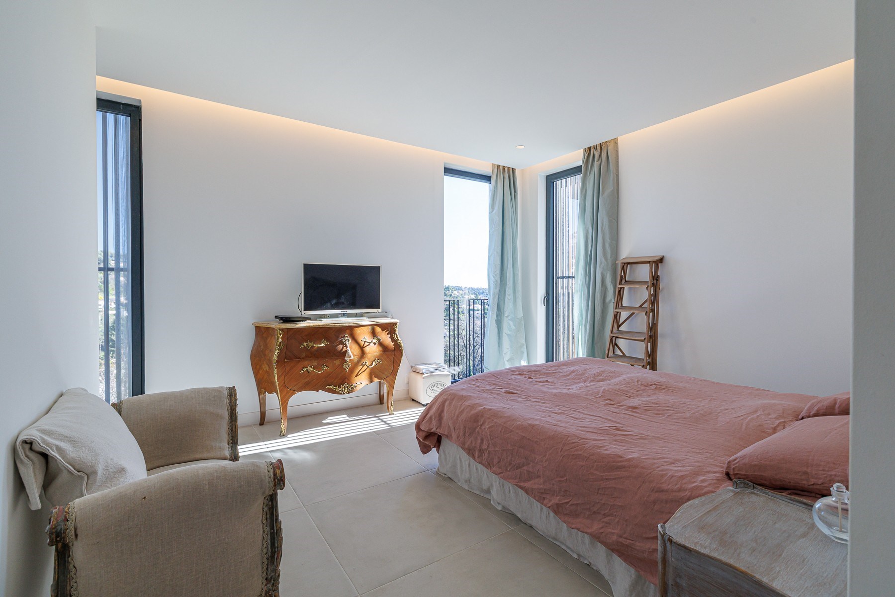  Architect-designed contemporary villa for sale in Vence near Saint-Paul-de-Vence - 物件實景