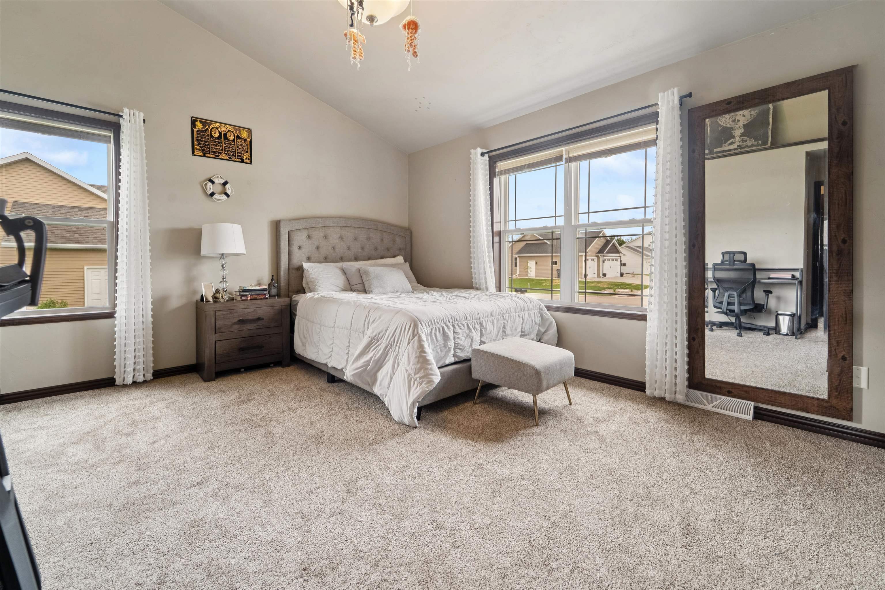 NEENAH, Wisconsin, 54956, United States, 4 Bedrooms Bedrooms, ,3 BathroomsBathrooms,Residential,For Sale,1988309