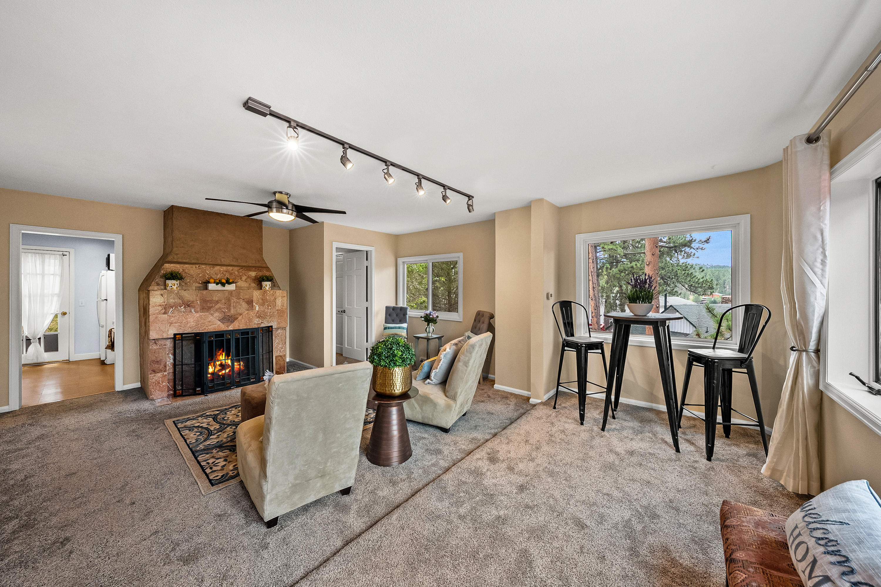  Rare Opportunity to Own 2 Homes Just Steps Away from Coveted Evergreen Lake - 物件實景