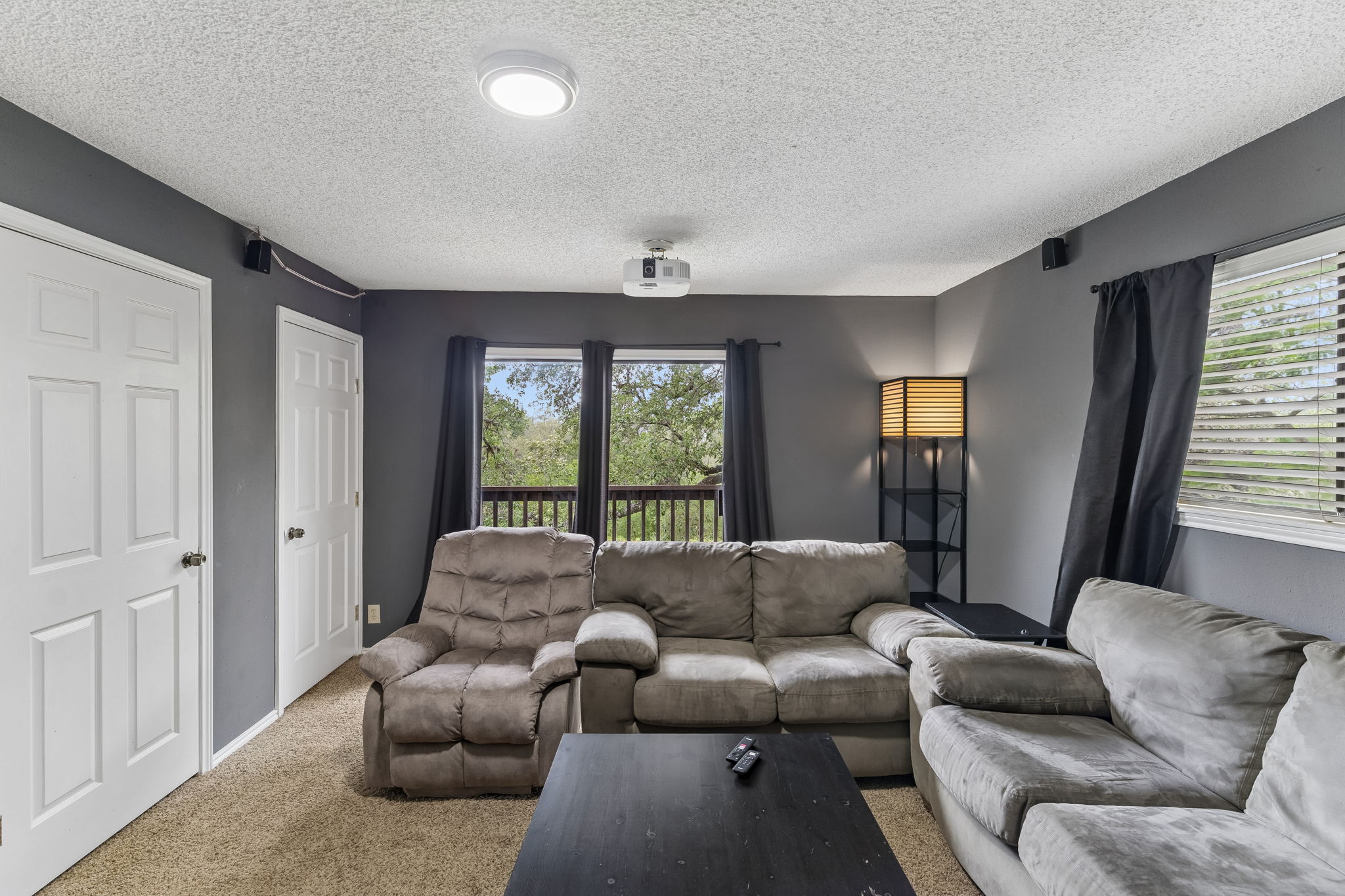  Oak-Canopied Retreat with Pool and Media Room - 物件實景