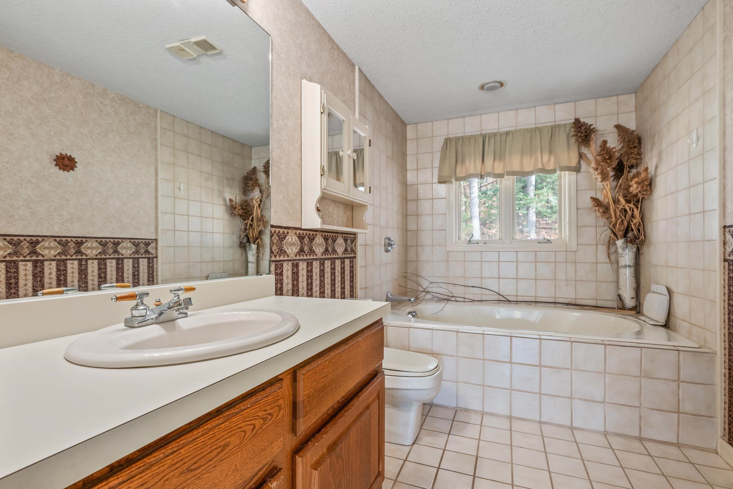 Jackson, New Hampshire, 03846, United States, 2 Bedrooms Bedrooms, ,2 BathroomsBathrooms,Residential,For Sale,1988015