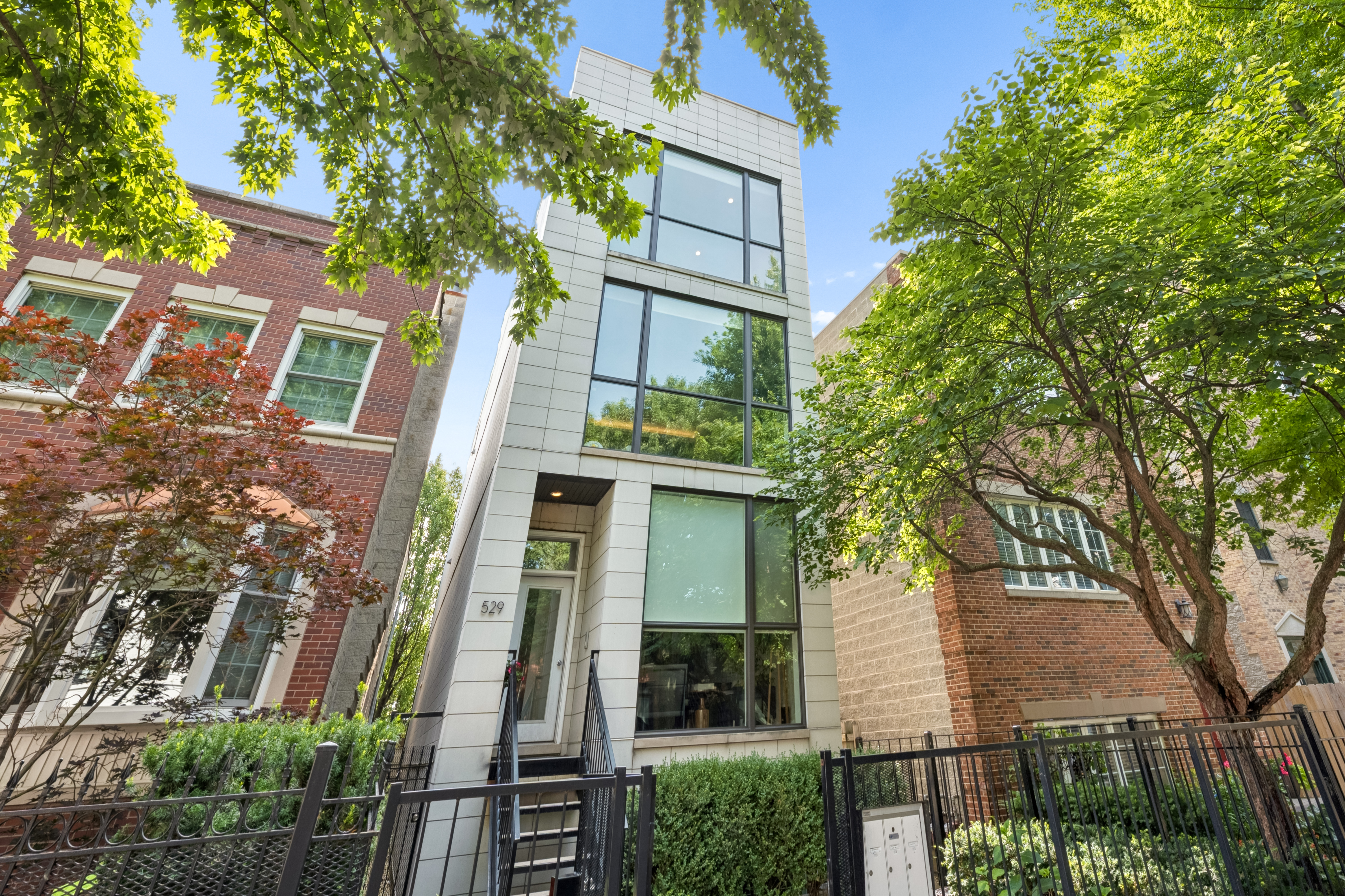  where  sophisticated style meets everyday comfort in the heart of west town - 物件實景