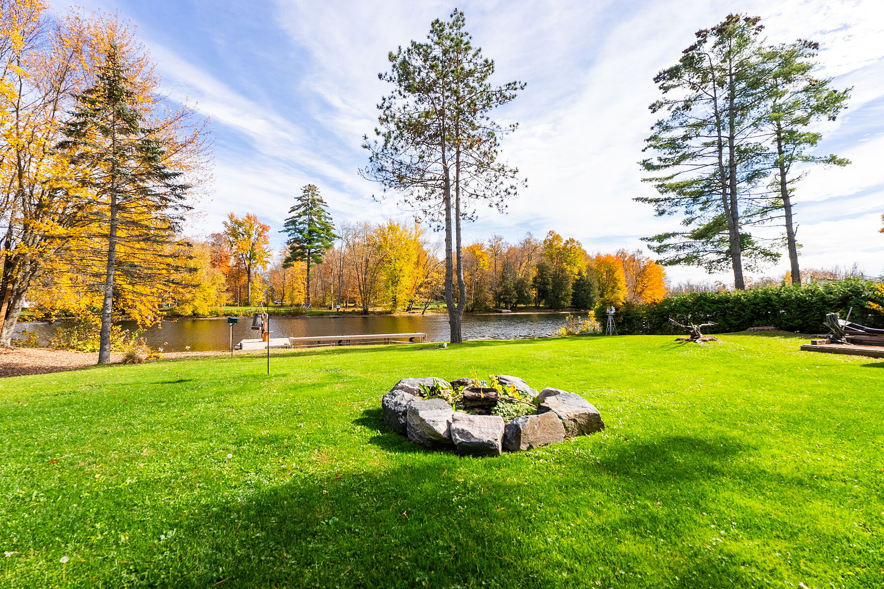  Inviting Waterfront Log Home - 物件實景