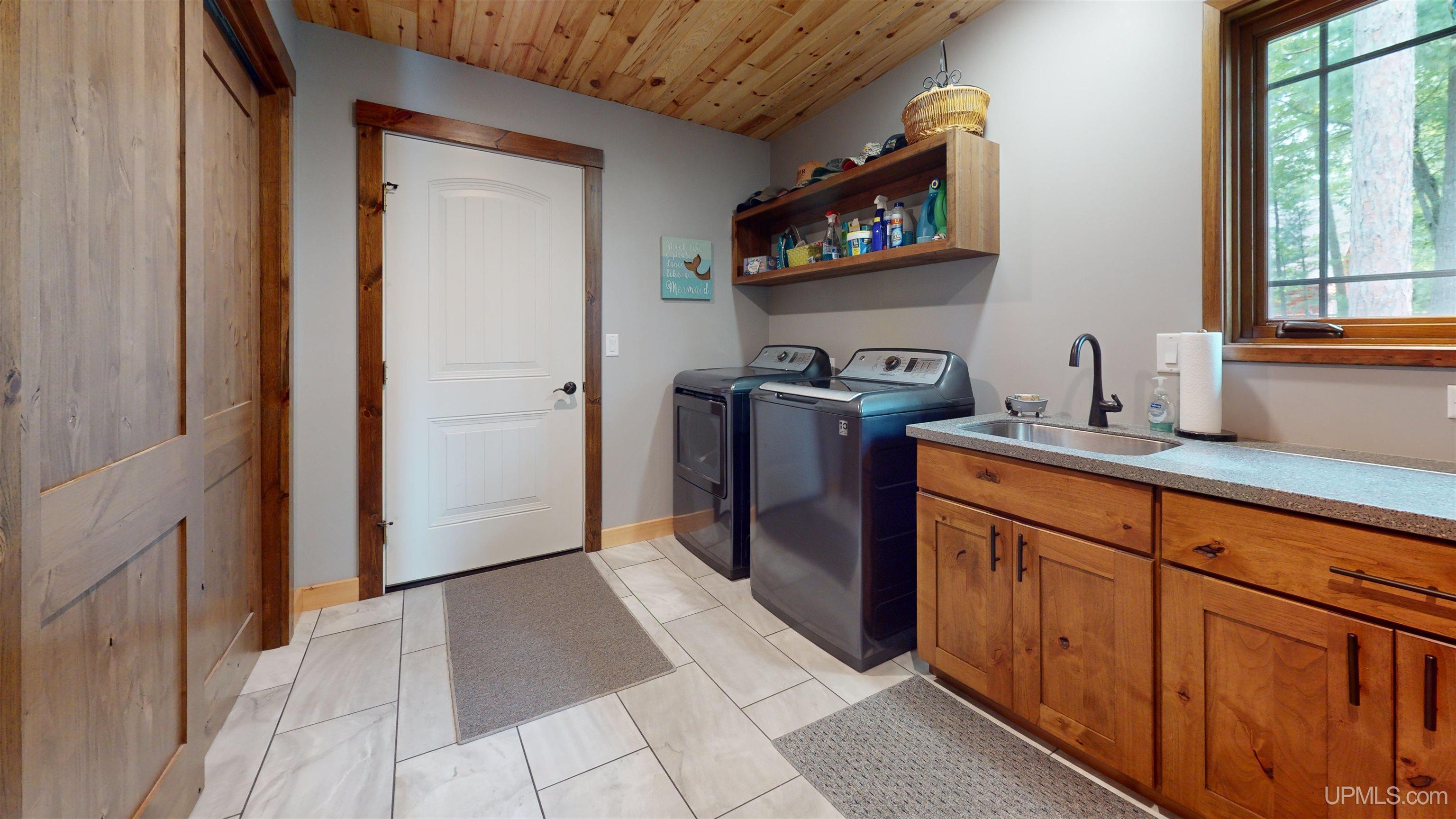 Marquette, Michigan, 49855, United States, 2 Bedrooms Bedrooms, ,4 BathroomsBathrooms,Residential,For Sale,1892873