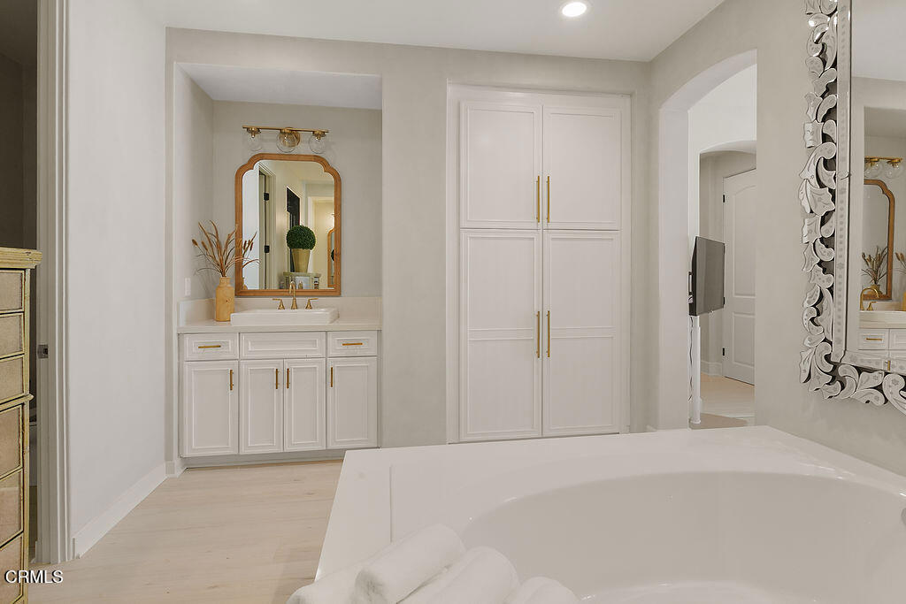 Thousand Oaks, California, 91362, United States, 4 Bedrooms Bedrooms, ,4 BathroomsBathrooms,Residential,For Sale,1997017