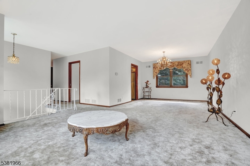 Pequannock Twp., New Jersey, 07444, United States, 3 Bedrooms Bedrooms, ,2 BathroomsBathrooms,Residential,For Sale,1934340