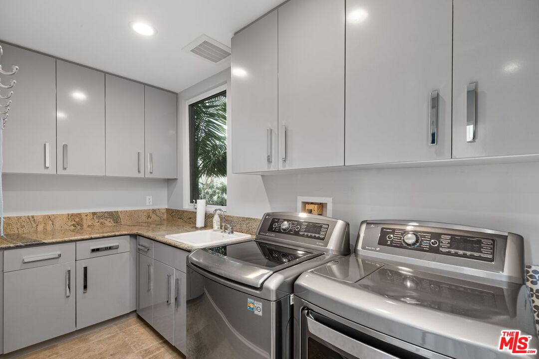 Los Angeles, California, 90094, United States, 3 Bedrooms Bedrooms, ,4 BathroomsBathrooms,Residential,For Sale,1947041