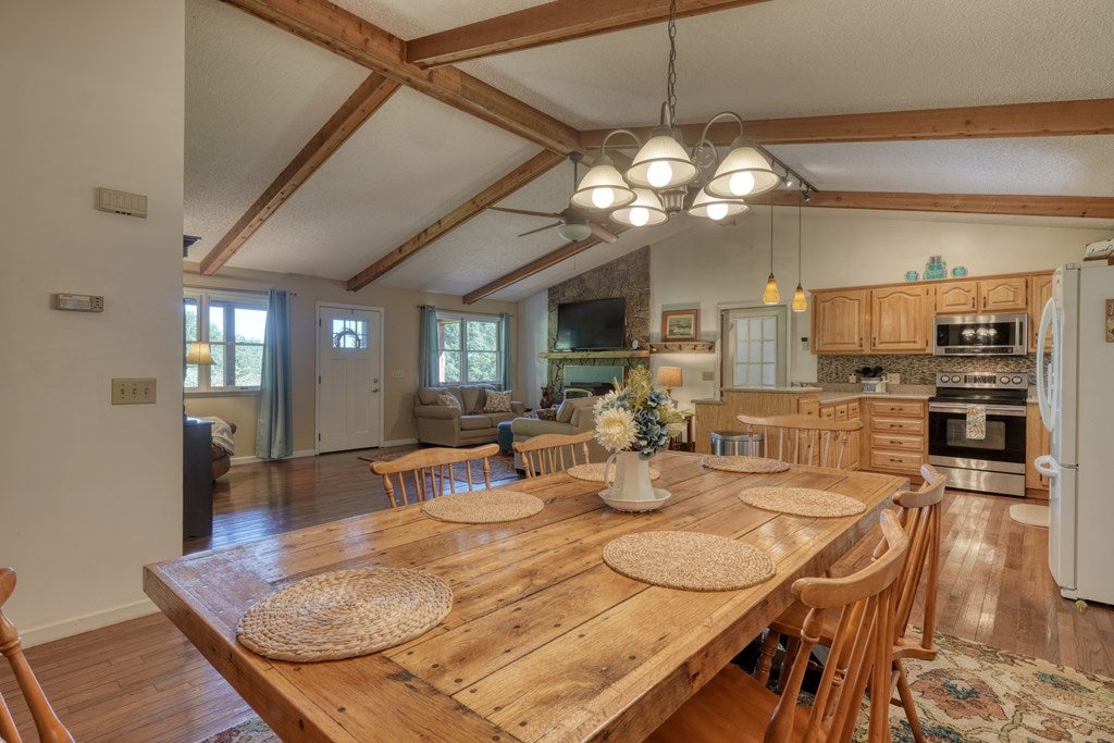 Blairsville, Georgia, 30512, United States, 2 Bedrooms Bedrooms, ,2 BathroomsBathrooms,Residential,For Sale,1932142