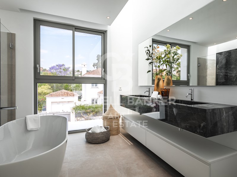 Estepona, Andalusia, ES, 5 Bedrooms Bedrooms, ,5 BathroomsBathrooms,Residential,For Sale,1826458