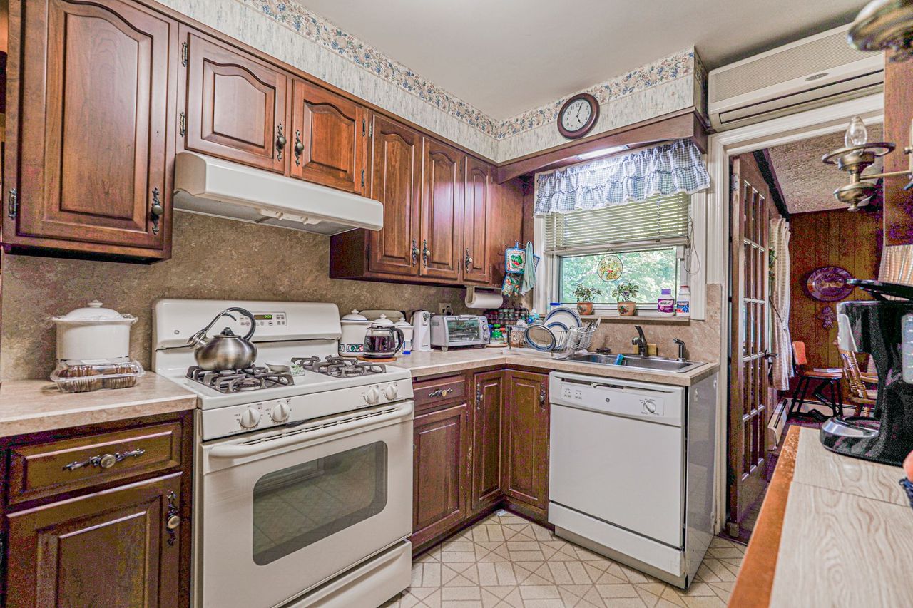 Staten Island, New York, 10302, United States, 5 Bedrooms Bedrooms, ,2 BathroomsBathrooms,Residential,For Sale,1914659
