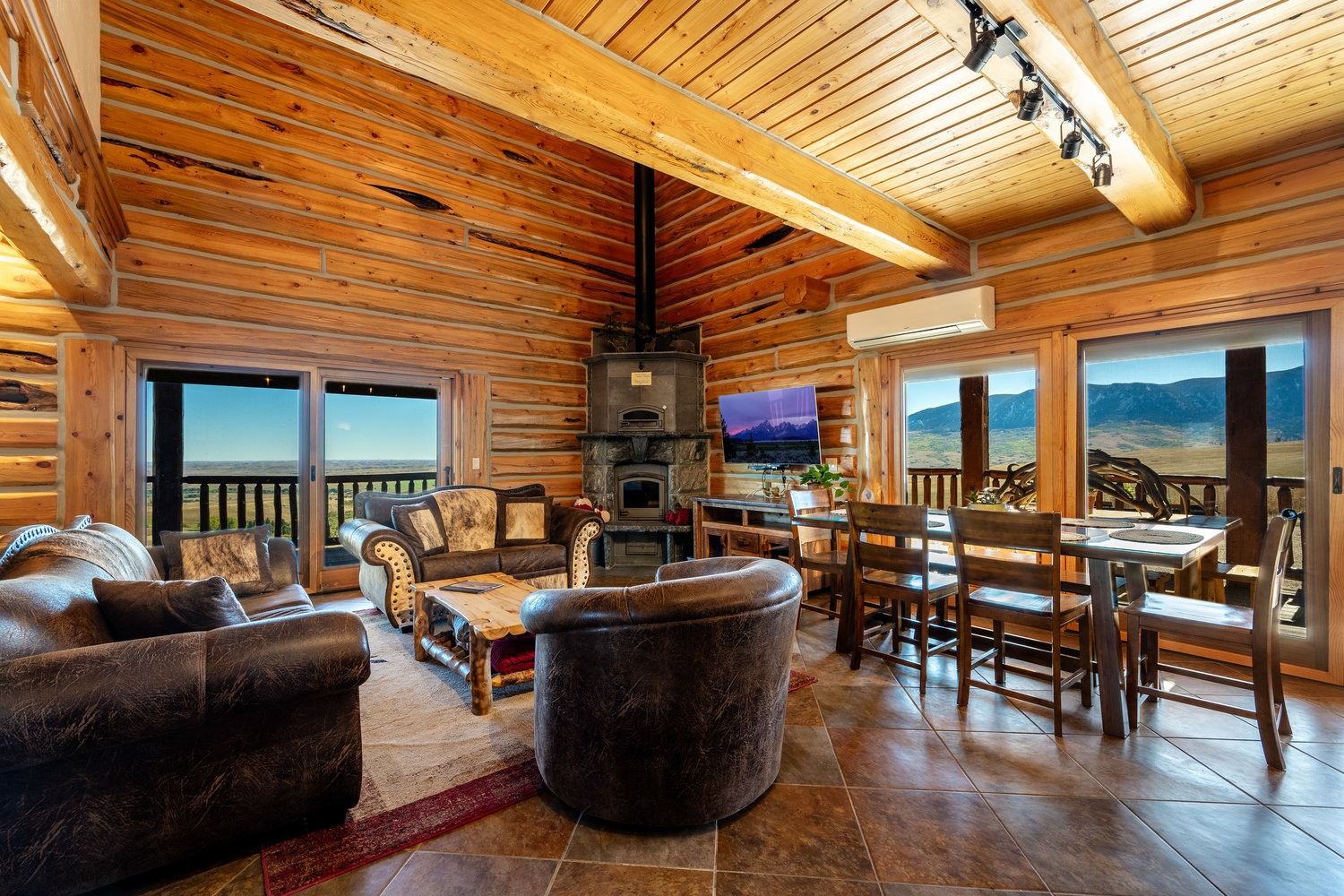 Sheridan, Wyoming, 82801, United States, 2 Bedrooms Bedrooms, ,2 BathroomsBathrooms,Residential,For Sale,1982775