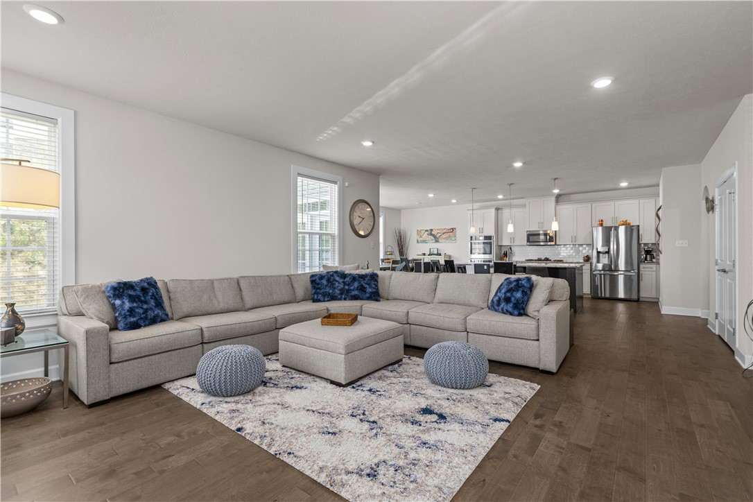 Robinson Twp, Pennsylvania, 15136, United States, 5 Bedrooms Bedrooms, ,4 BathroomsBathrooms,Residential,For Sale,1906122