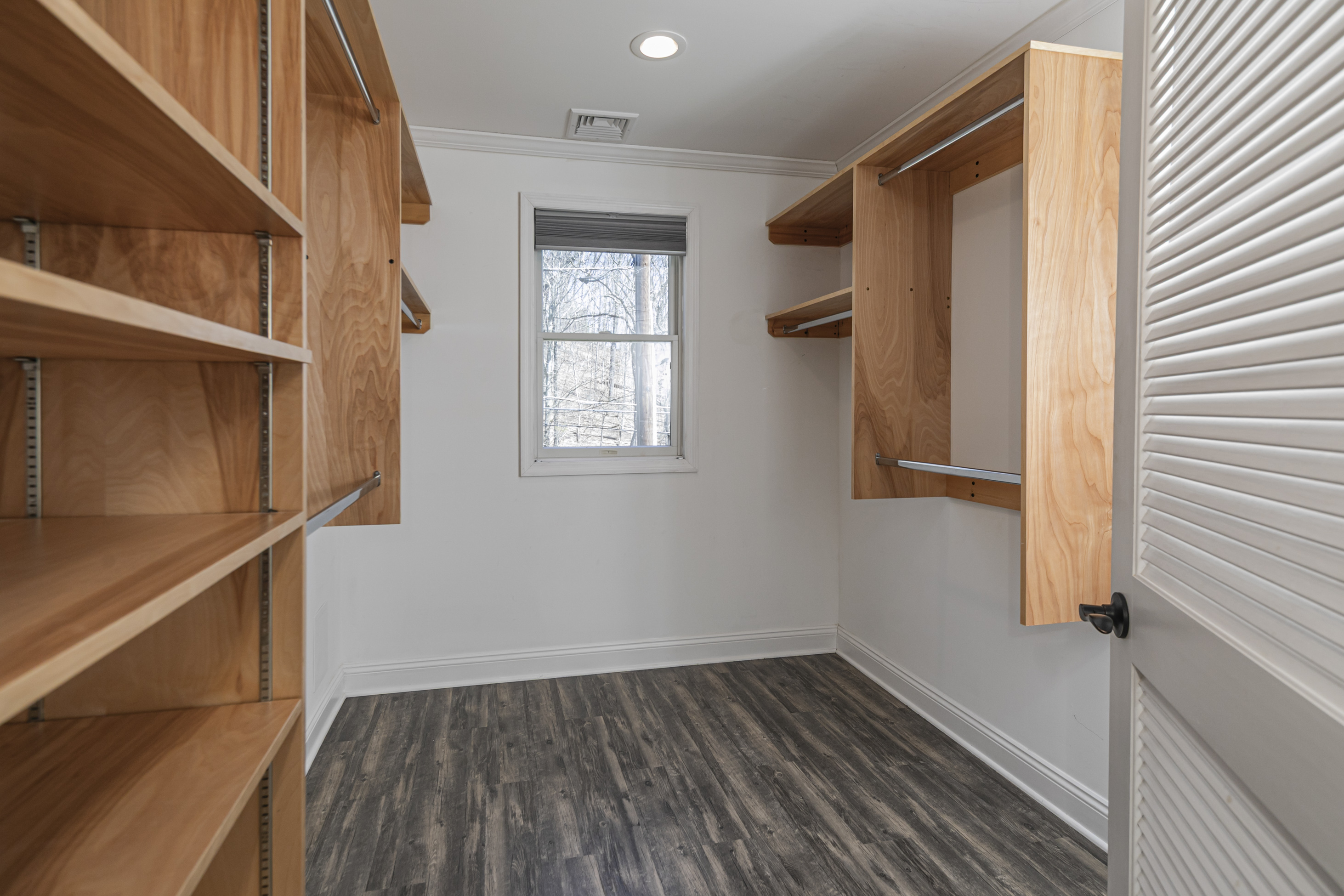  Tranquil Custom Home in a Serene Wooded Section of Skillman - 物件實景