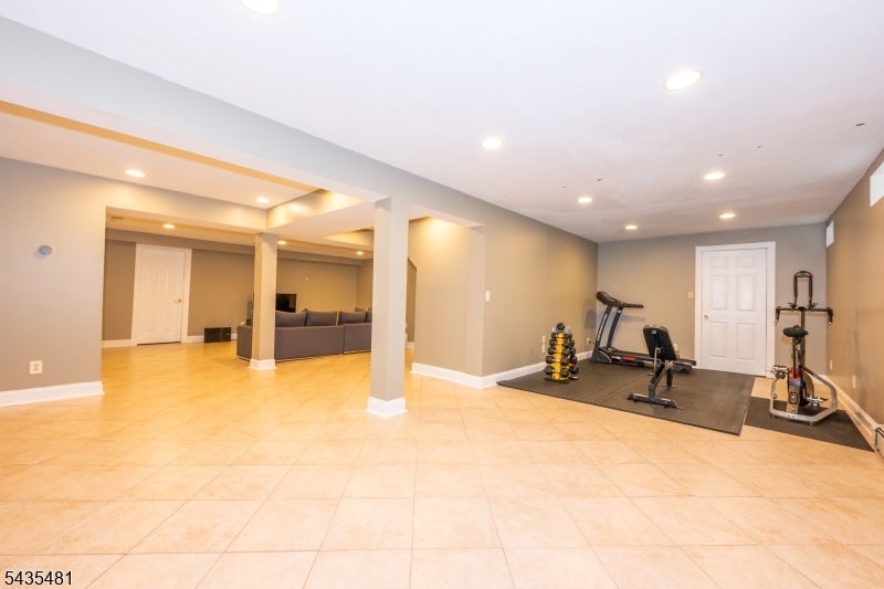 Wayne Twp., New Jersey, 07470, United States, 4 Bedrooms Bedrooms, ,3 BathroomsBathrooms,Residential,For Sale,2049437