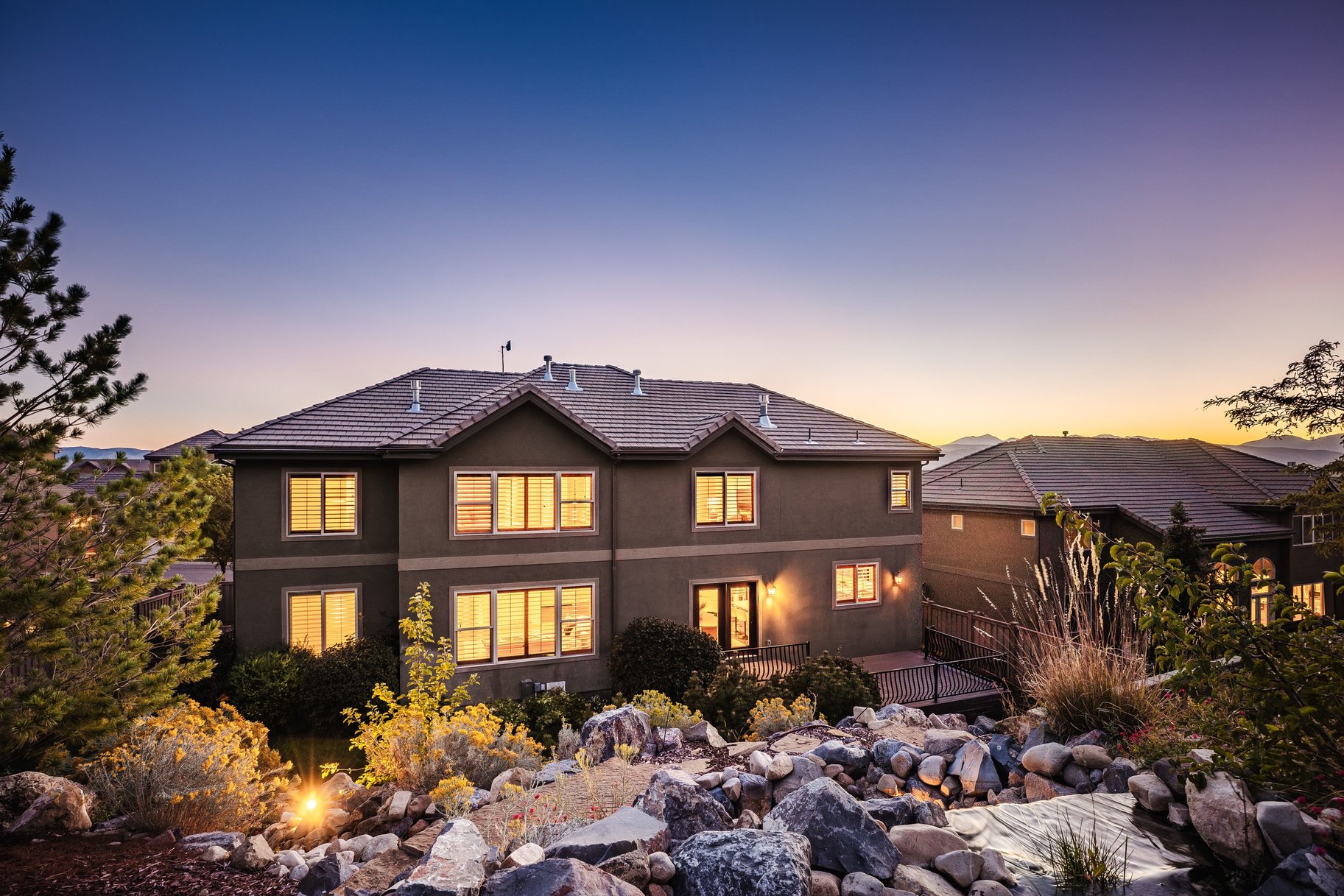  Nearly 7,000 Square Feet with a Stunning Backyard Water Feature - 物件實景