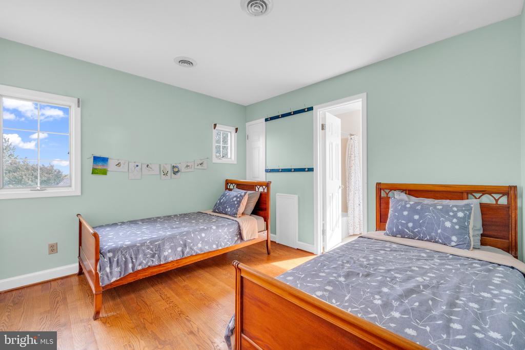 Warrenton, Virginia, 20187, United States, 3 Bedrooms Bedrooms, ,4 BathroomsBathrooms,Residential,For Sale,1977247