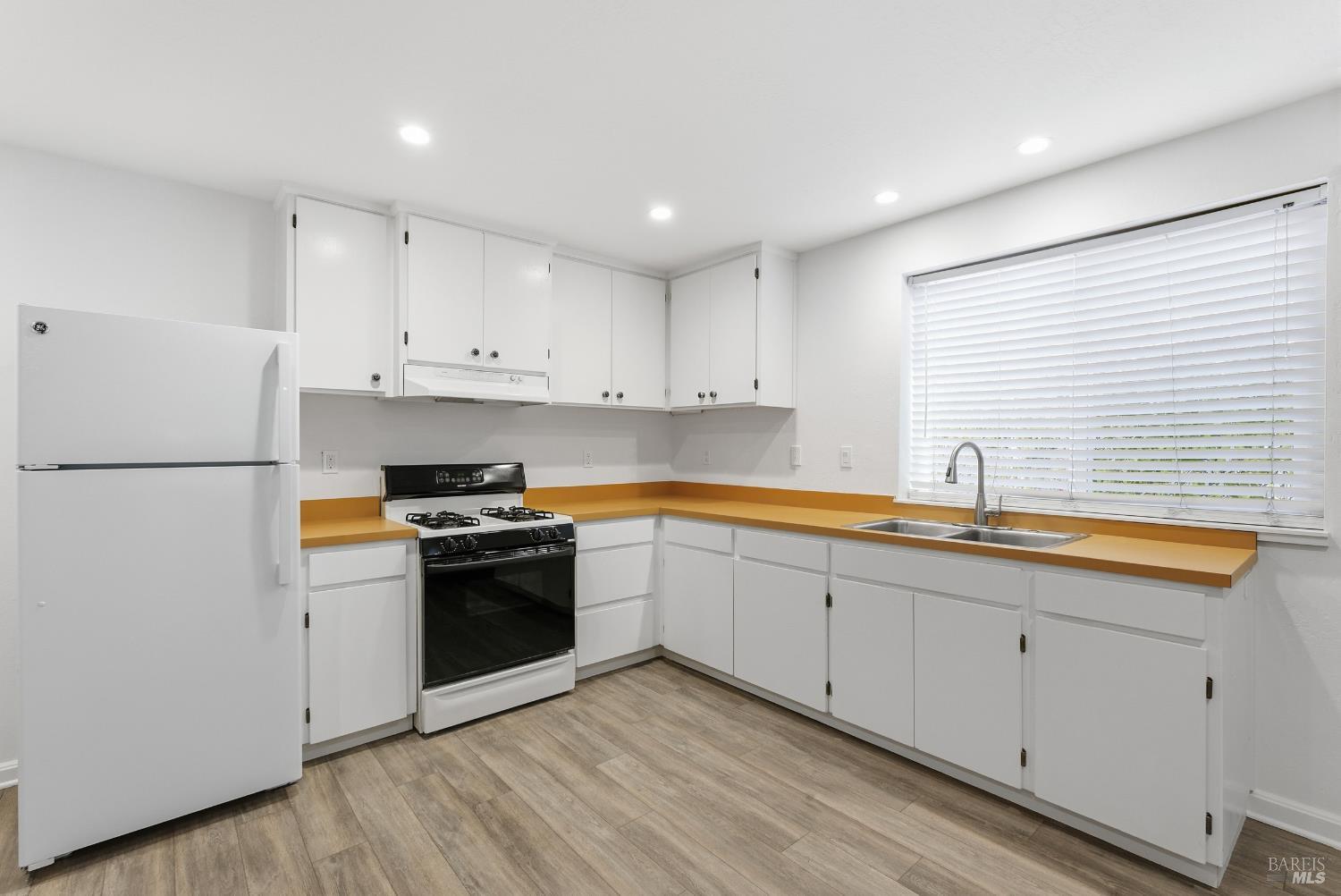 Corte Madera, California, 94925, United States, 6 Bedrooms Bedrooms, ,3 BathroomsBathrooms,Residential,For Sale,1986479