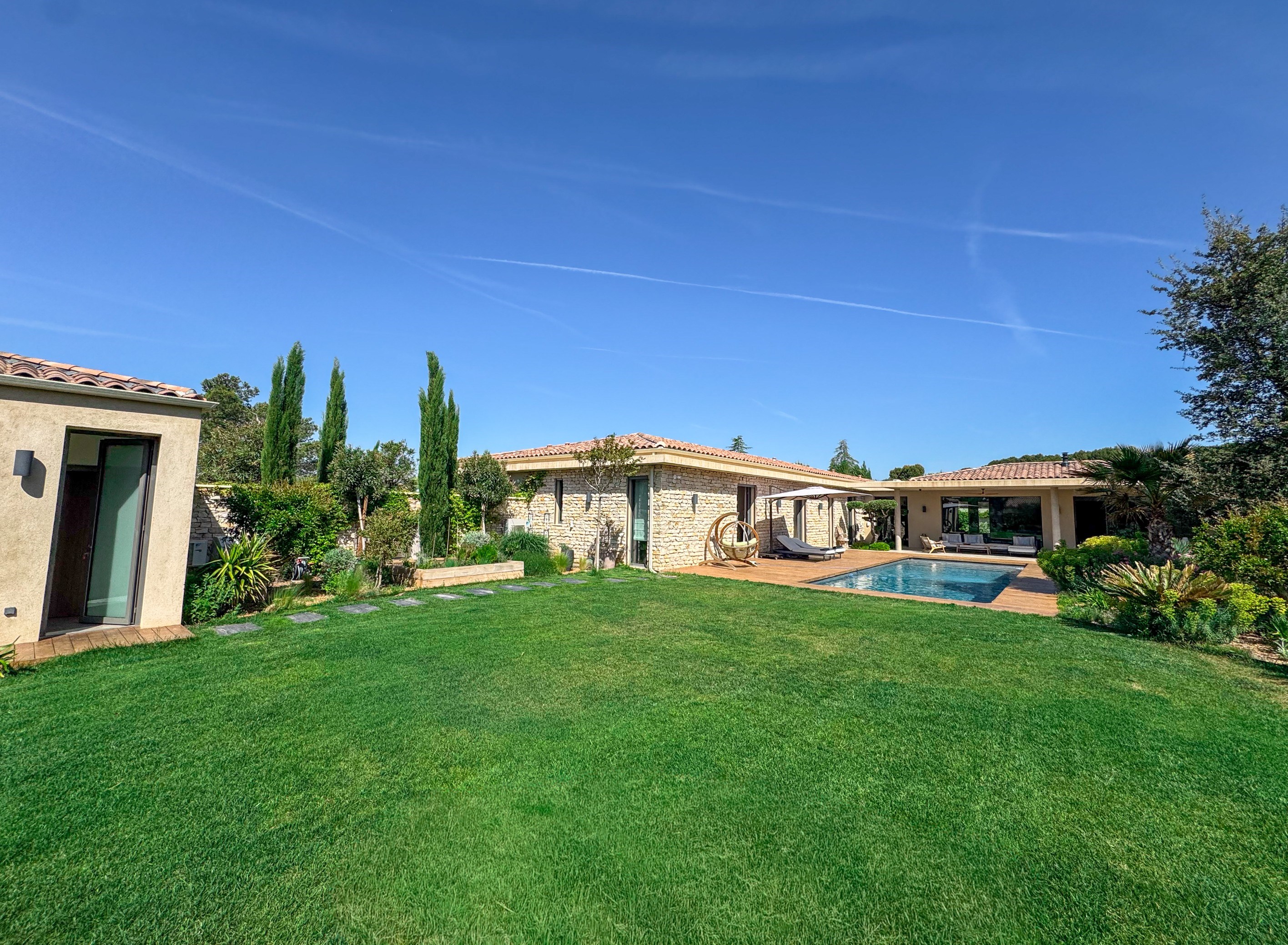  Elegant single-storey villa – 225 sqm of living space – 1,500 sqm landscaped gr… - 物件實景