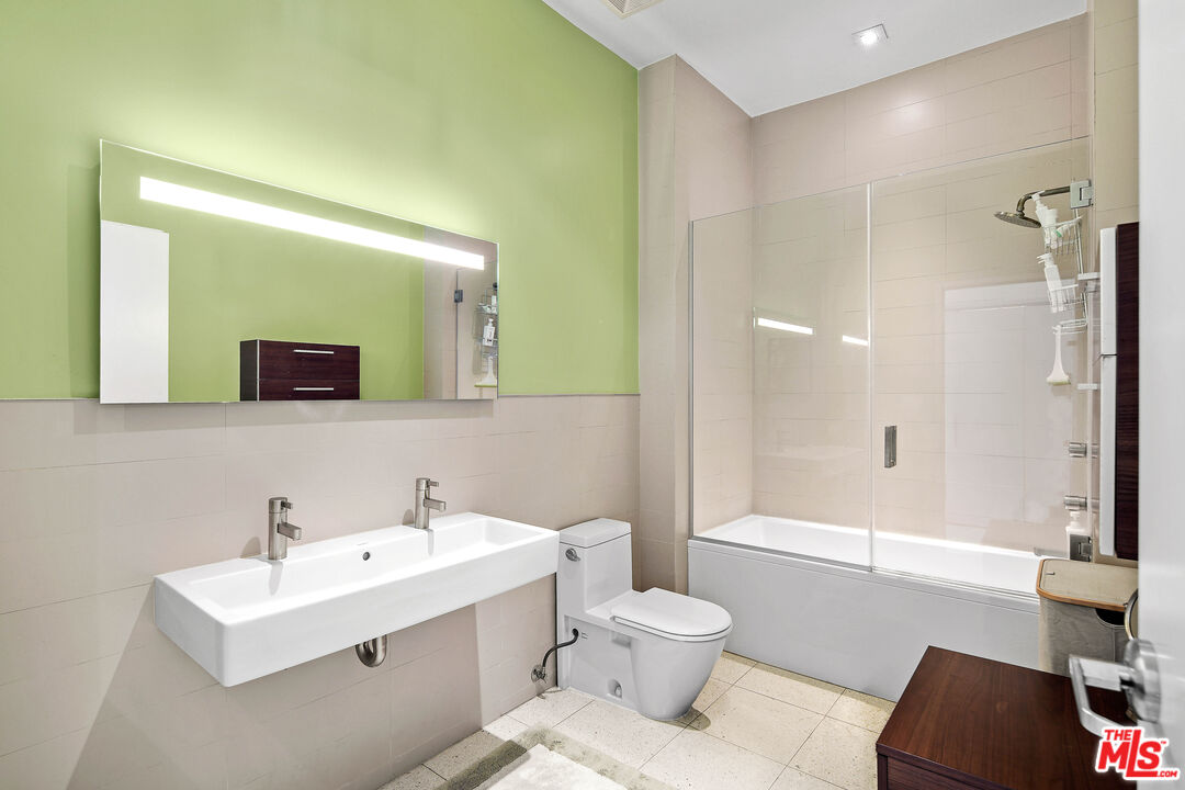 Los Angeles, California, 90028, United States, 3 Bedrooms Bedrooms, ,5 BathroomsBathrooms,Residential,For Sale,1744726