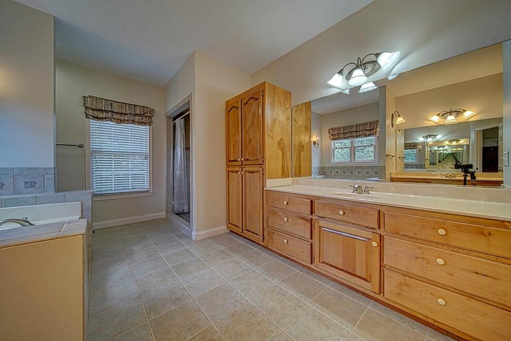 Blairsville, Georgia, 30512, United States, 5 Bedrooms Bedrooms, ,4 BathroomsBathrooms,Residential,For Sale,1770772