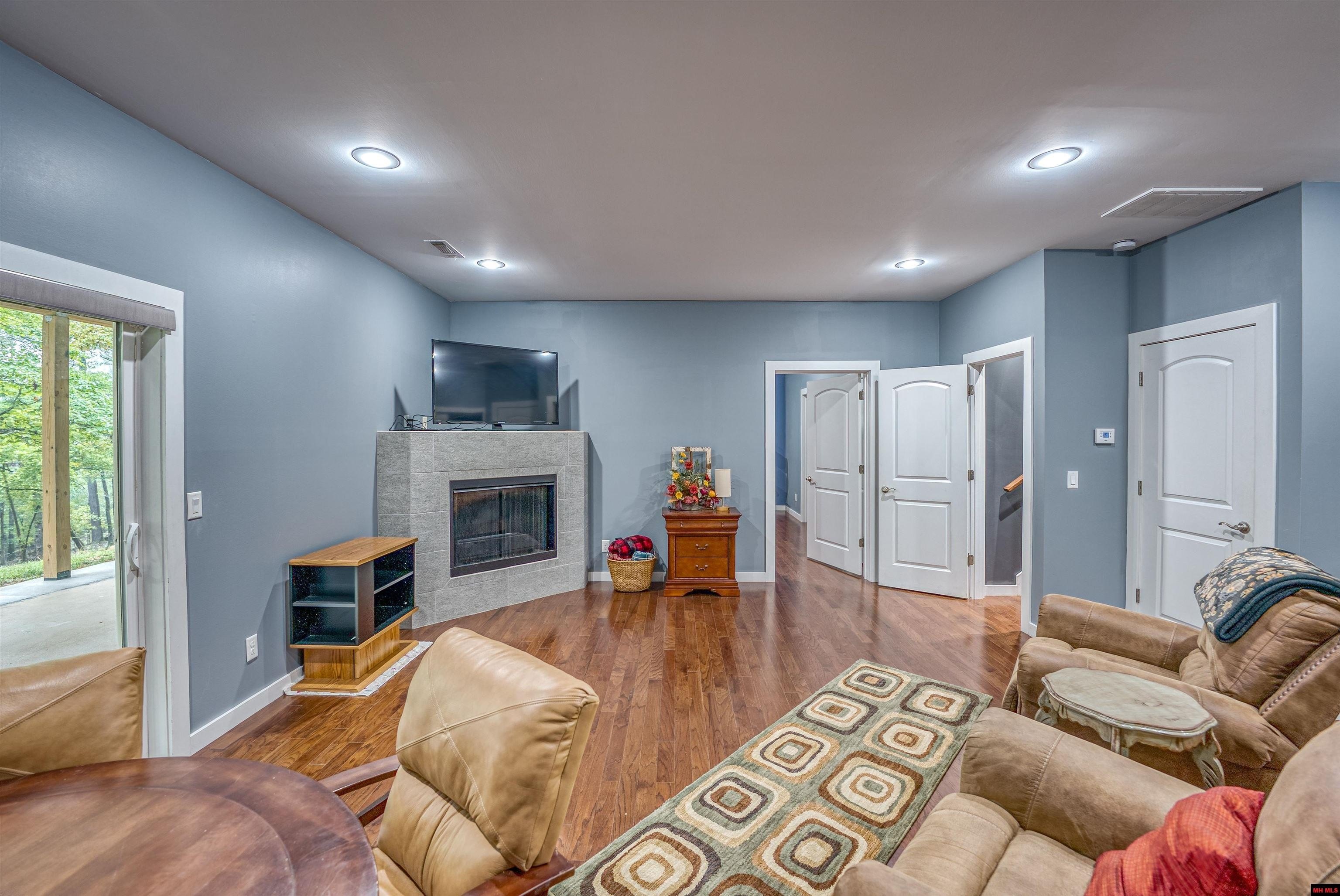 Mountain Home, Arkansas, 72653, United States, 3 Bedrooms Bedrooms, ,4 BathroomsBathrooms,Residential,For Sale,1935895