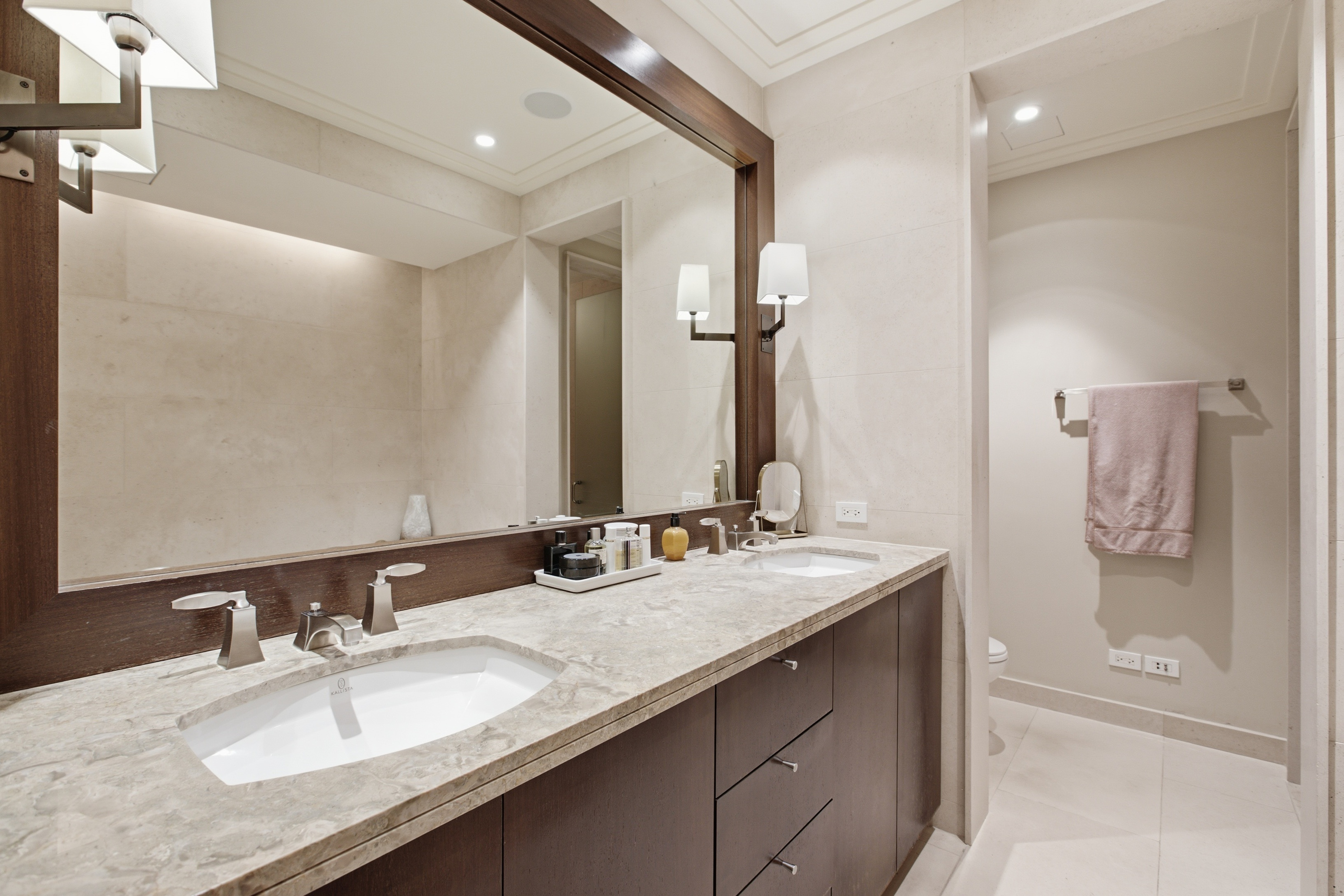  Outstanding, Three-bedroom Three and a Half Baths - 物件實景