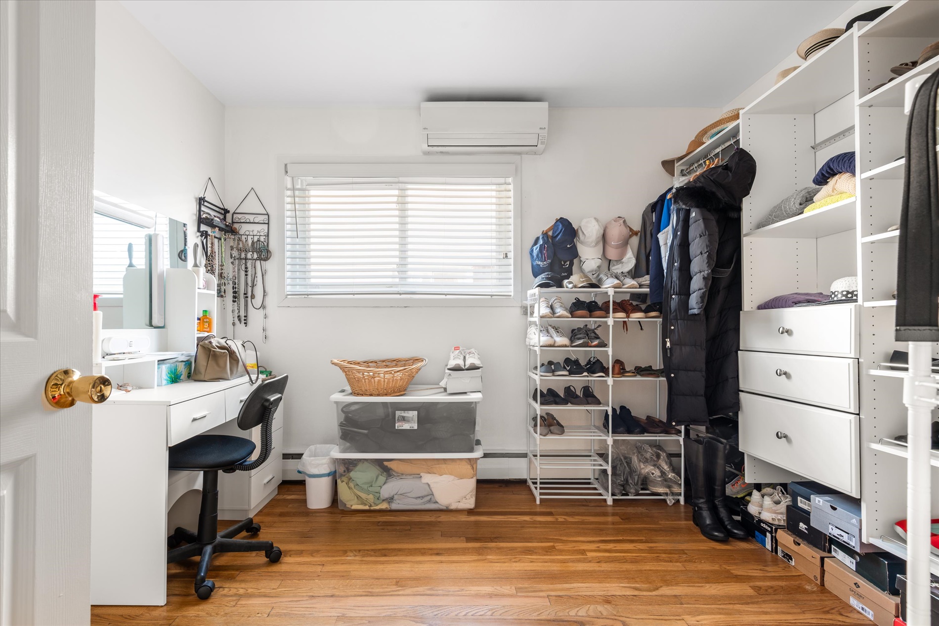 Howard Beach, New York, 11414, United States, 7 Bedrooms Bedrooms, ,5 BathroomsBathrooms,Residential,For Sale,1974400