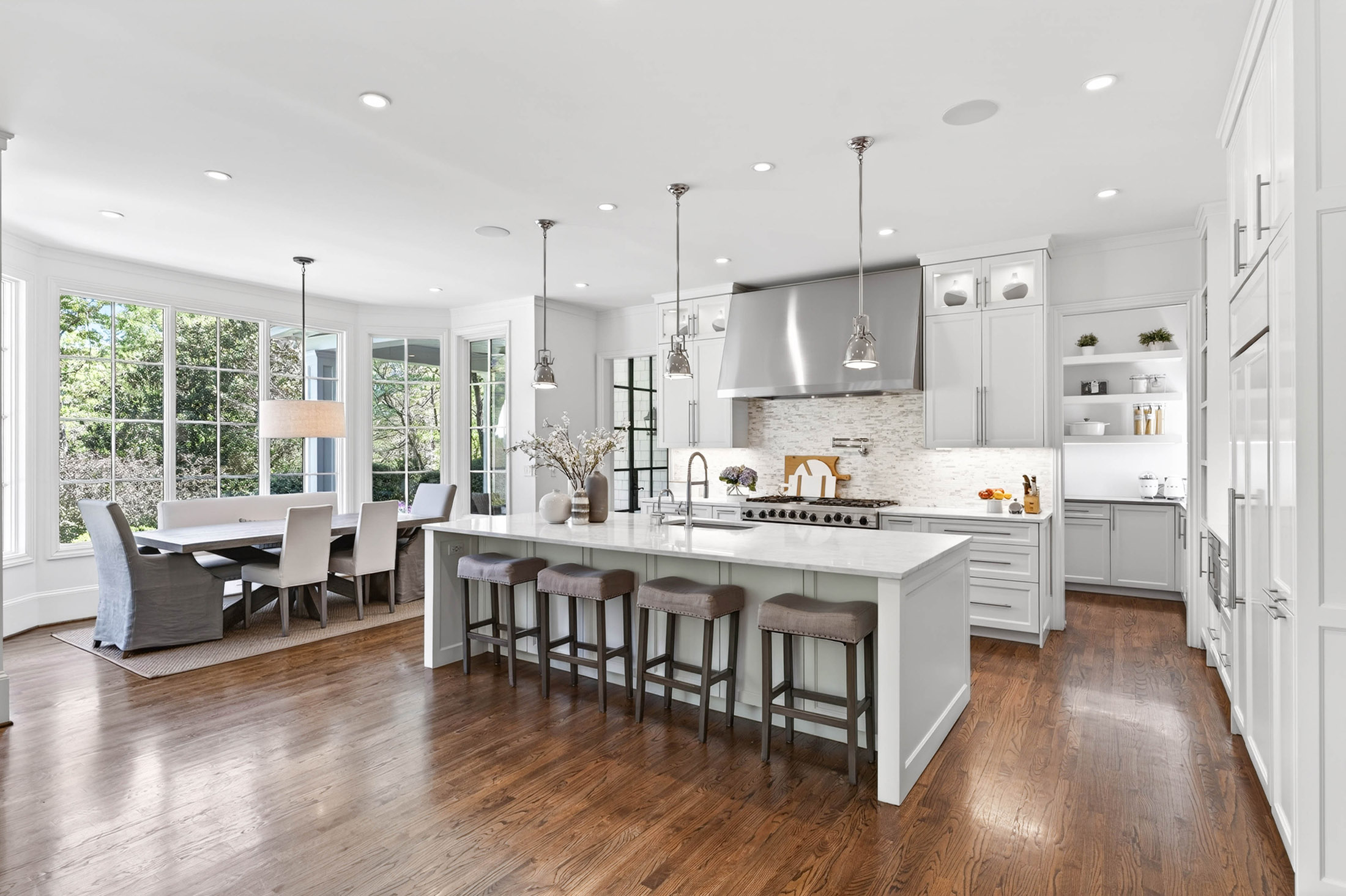  Stunning Estate with Pool Set on 1.3+/- Private Acres - 物件實景