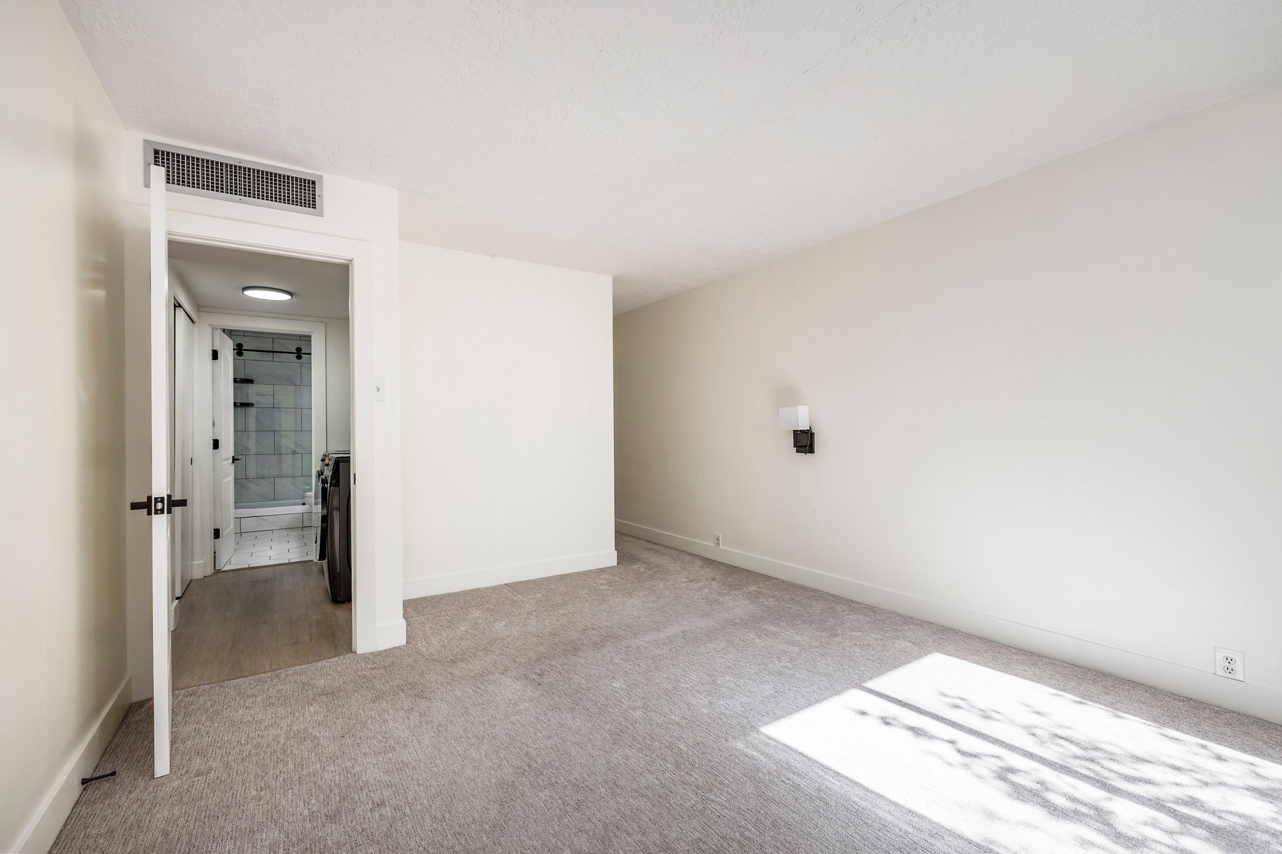  Downtown Main-Level Condo with Prime Location & Private Patio - 物件實景