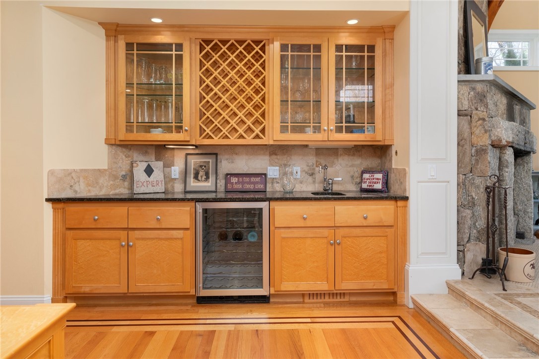 East Greenwich, Rhode Island, 02818, United States, 5 Bedrooms Bedrooms, ,7 BathroomsBathrooms,Residential,For Sale,1940425
