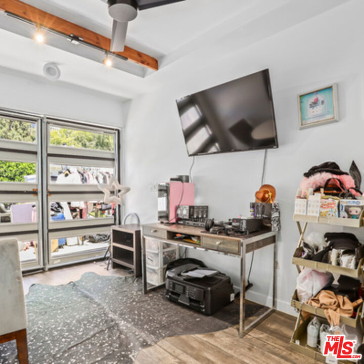 Los Angeles, California, 90048, United States, 3 Bedrooms Bedrooms, ,2 BathroomsBathrooms,Residential,For Sale,1919092