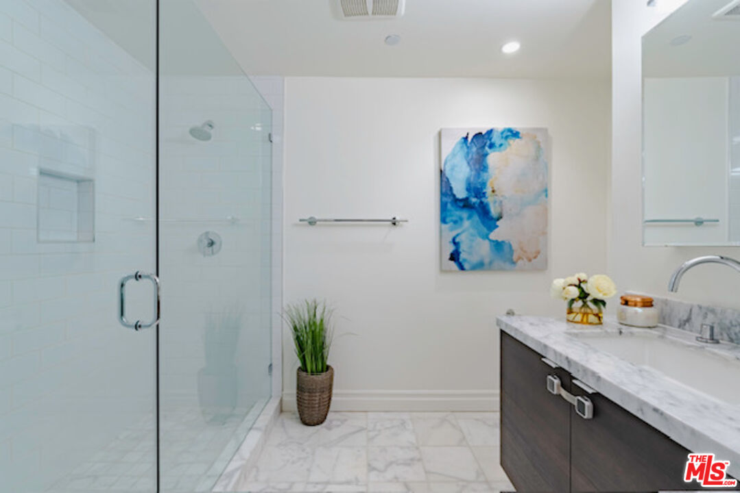 Los Angeles, California, 90010, United States, 3 Bedrooms Bedrooms, ,3 BathroomsBathrooms,Residential,For Sale,1997463