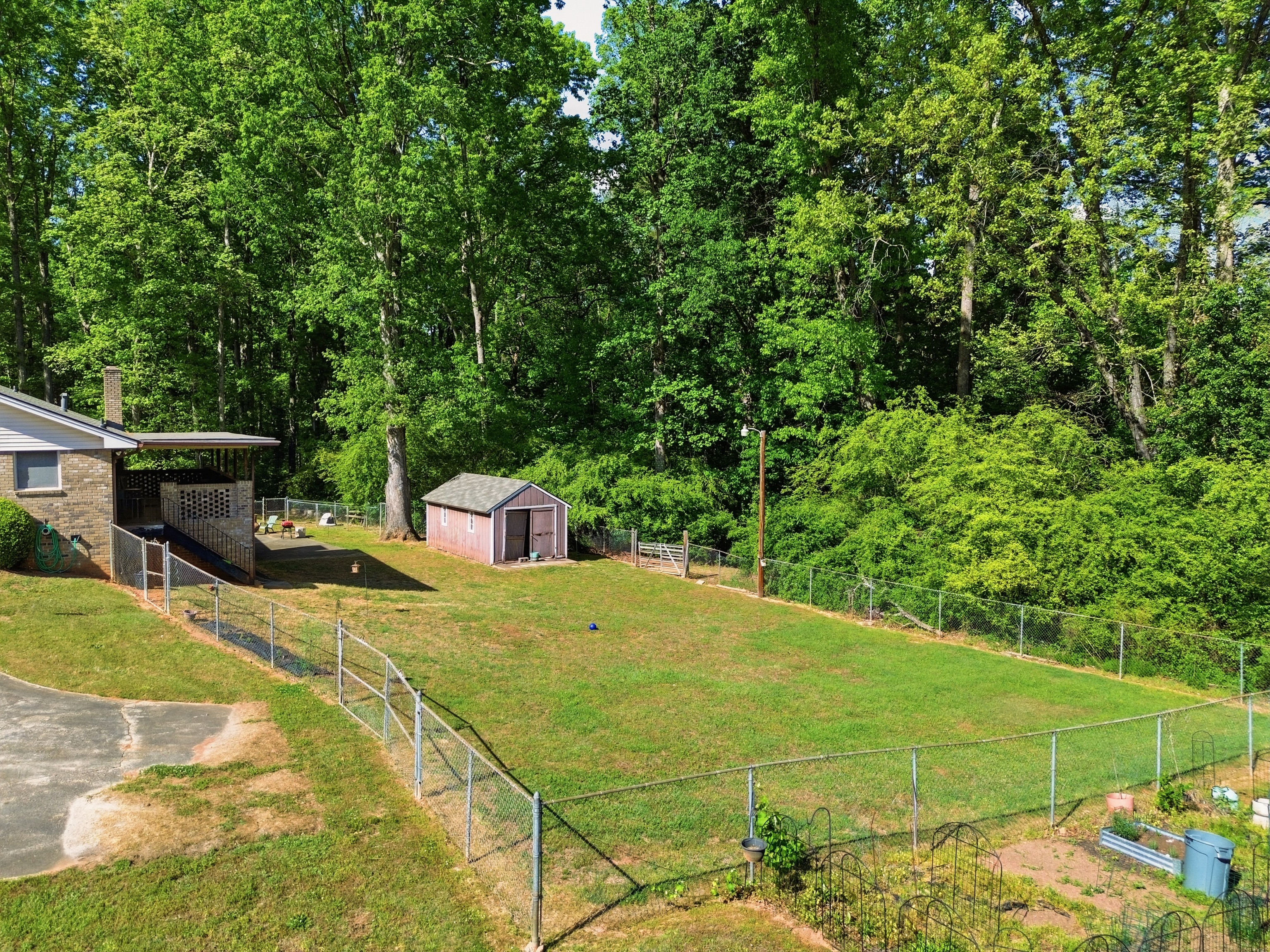  Brick Ranch Perfectly Positioned on 27 Acres with Pond - 物件實景