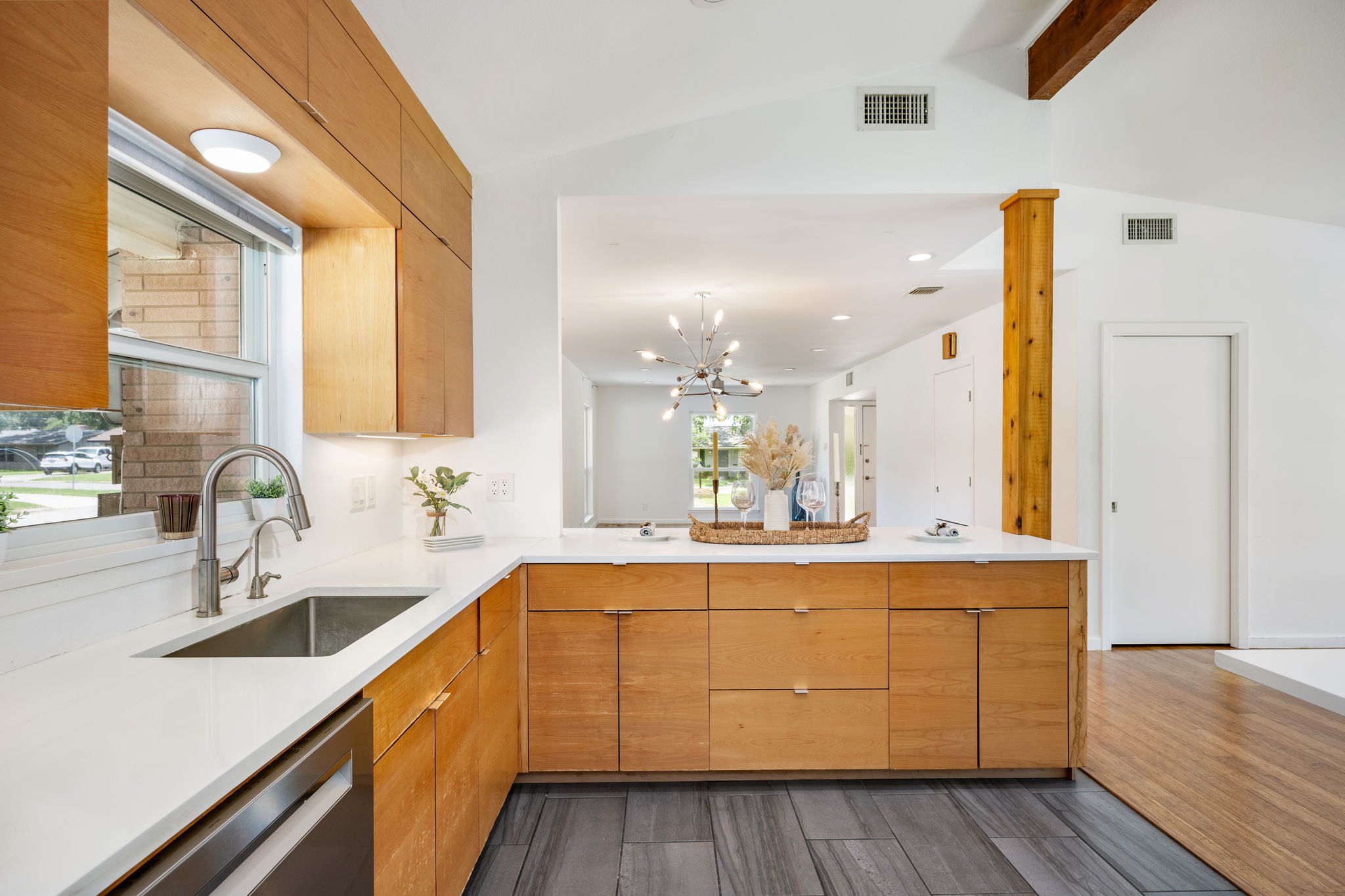  Refined Mid-Century Modern with Casita in Alamo Heights ISD - 物件實景